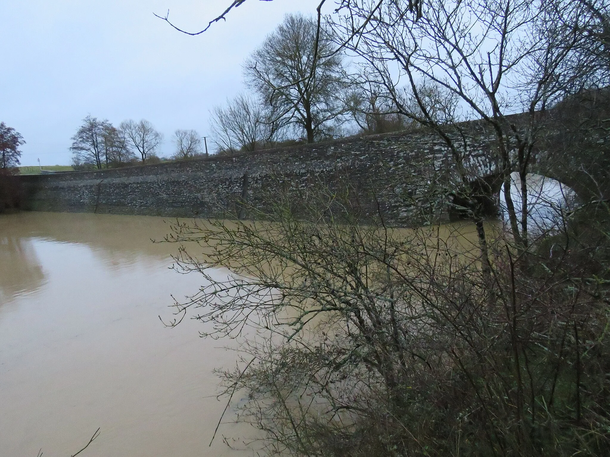 Photo showing: L'arche principale du pont permet l'évacuation du Don jusqu'à un haut niveau. Une seconde arche (non visible) prend le relais en cas de forte montée des eaux.