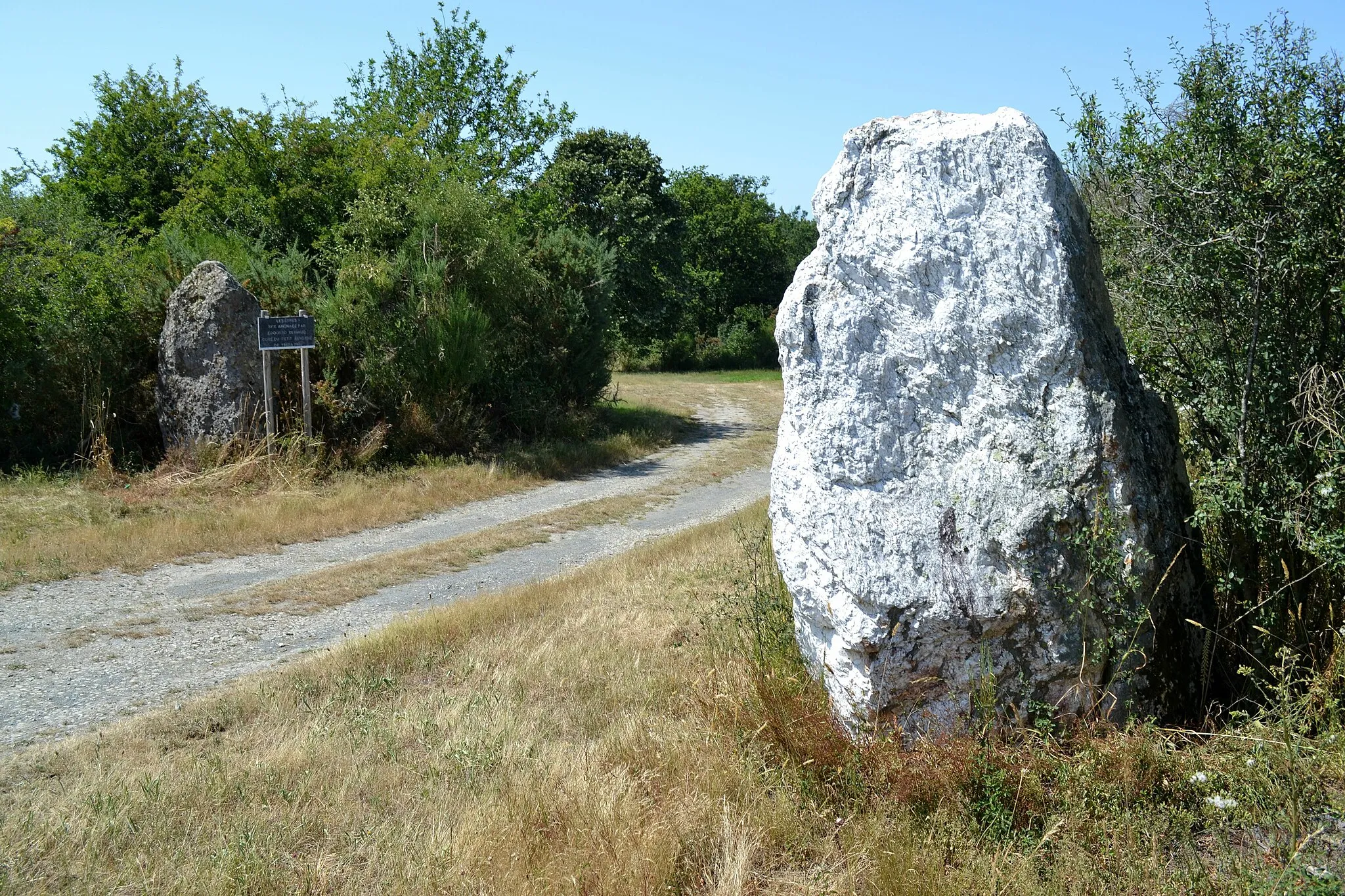 Photo showing: Les mégalithes du Moulin Violette sont deux menhirs déplacés et réutilisés sur le site des Etres à Petit Auverné par Edouard Deniaud, ancien curé de la paroisse.