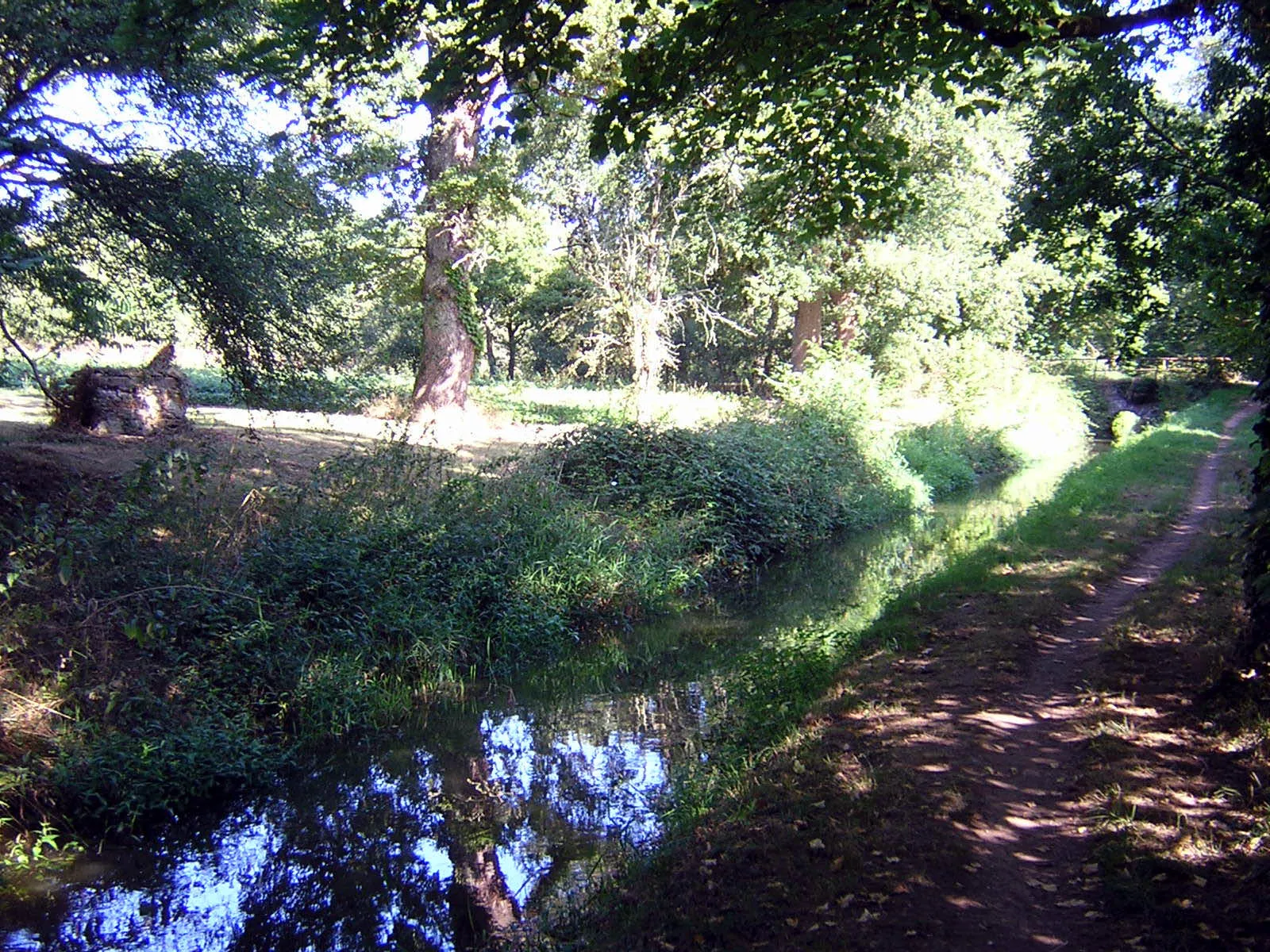 Photo showing: Le canal et un puit à Joué-sur-Erdre