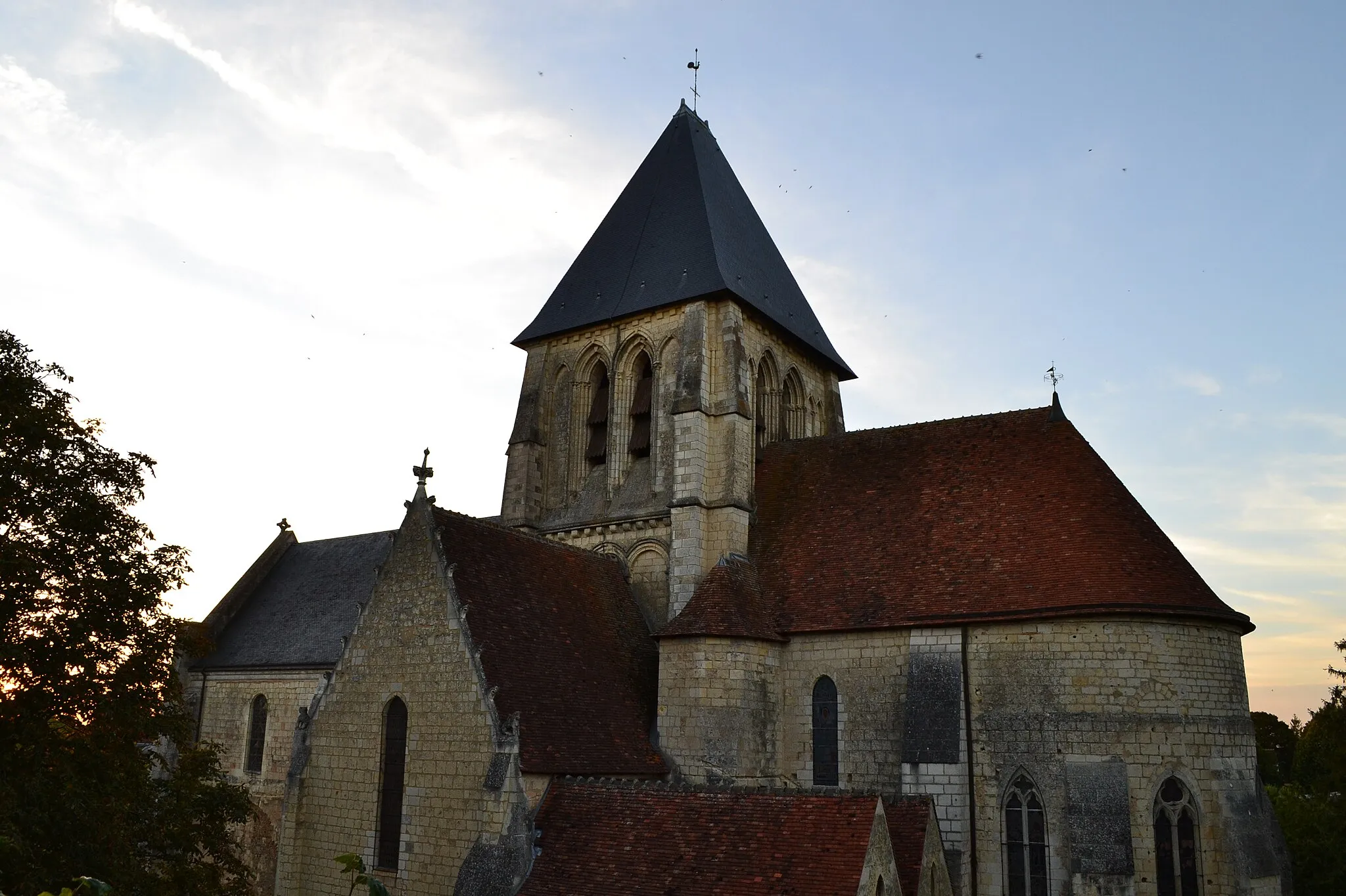 Photo showing: 12e siècle ; 14e siècle ; 15e siècle
Édifice en croix latine avec une tour posée sur le transept. A l'ouest, la porte est garnie de colonnes aux chapiteaux romans.