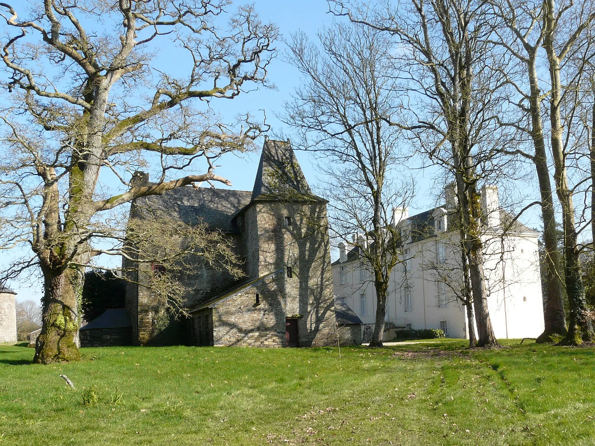 Photo showing: L'hôtellerie XVe et le Château XIXe du Grand-Pontveix