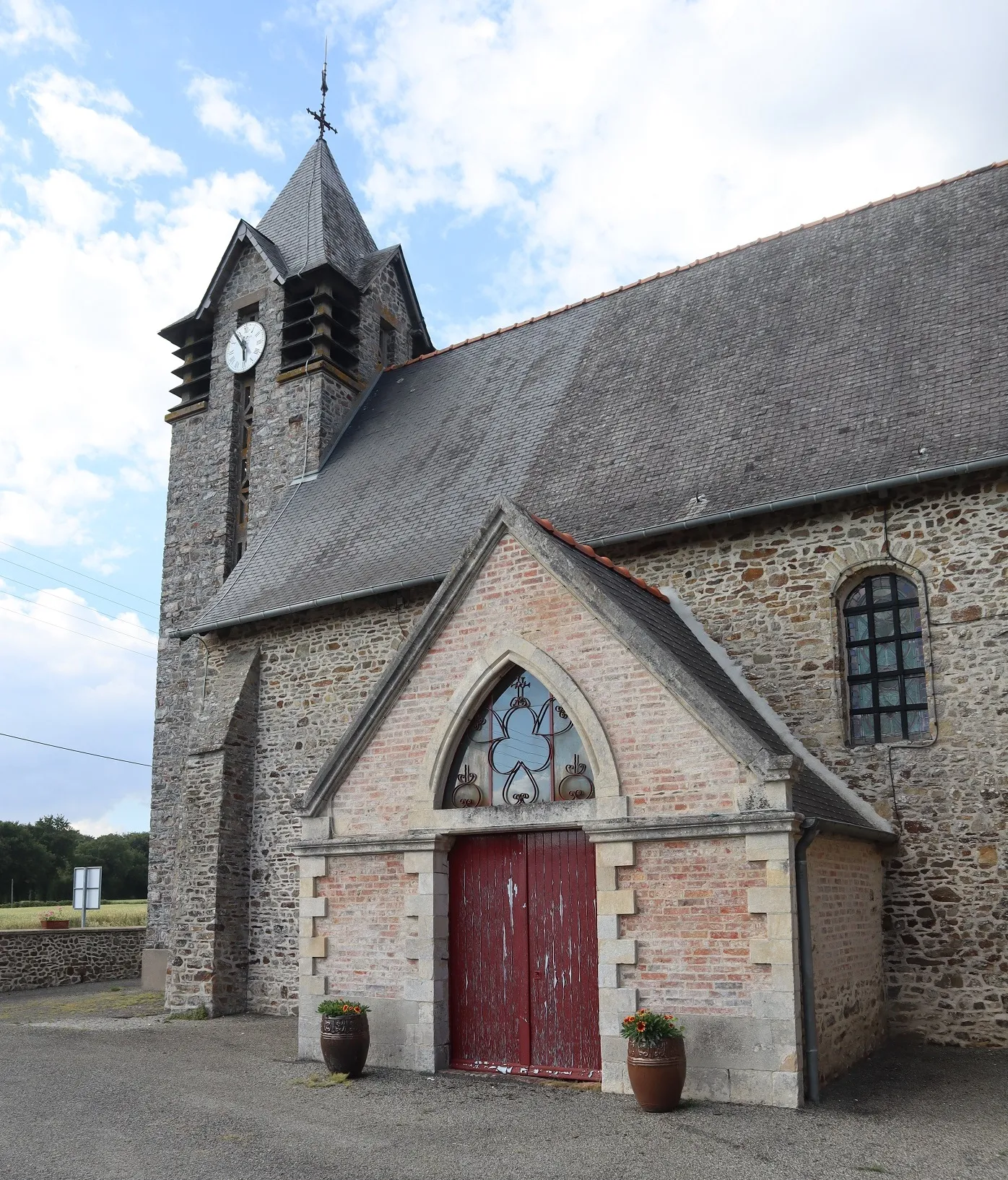Photo showing: Église Saint-Martin de Tours de Forges-la-Forêt (35). Tour-clocher et porche sud.