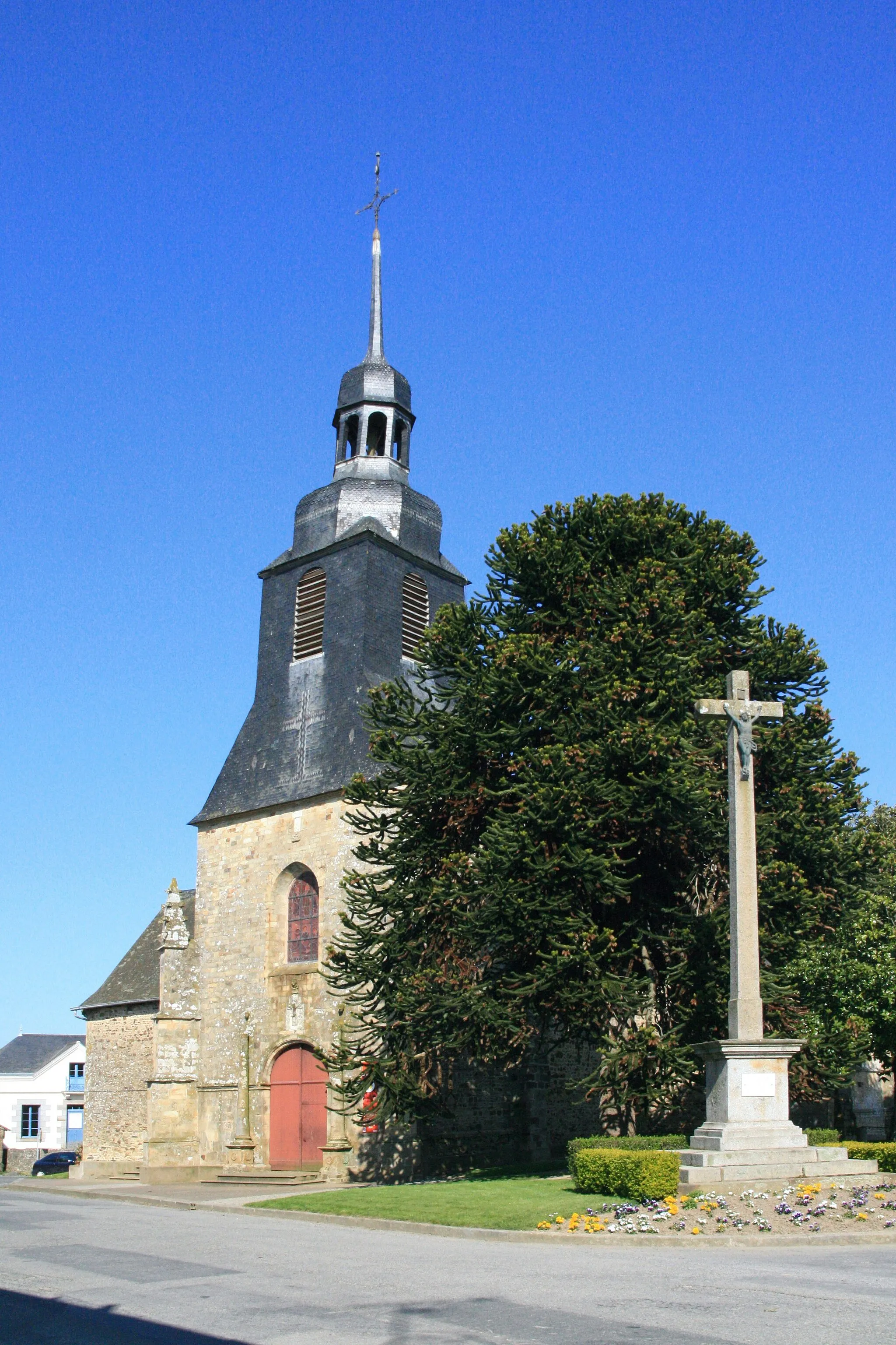 Photo showing: St Peter's church, village of Visseiche, department of Ille-et-Vilaine, Brittany, France.
Roman church, with 16th and 17th centuries parts.