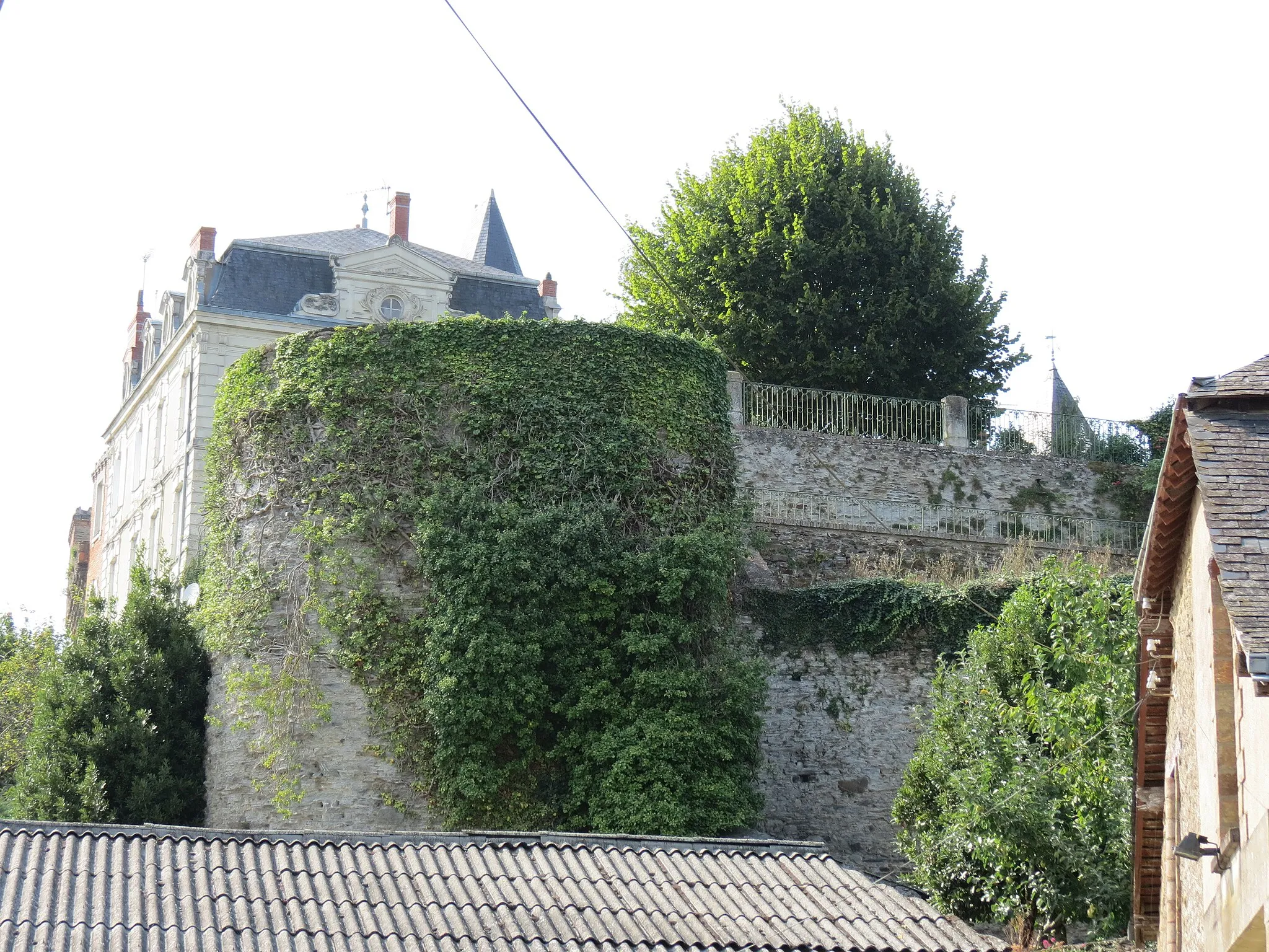 Photo showing: This building is indexed in the base Mérimée, a database of architectural heritage maintained by the French Ministry of Culture, under the reference PA00109482 .