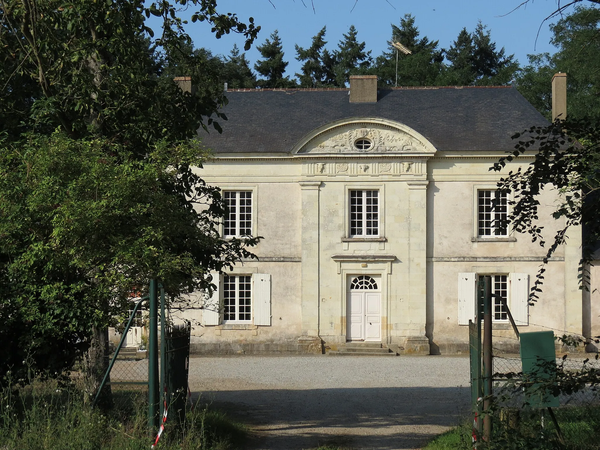 Photo showing: This building is indexed in the base Mérimée, a database of architectural heritage maintained by the French Ministry of Culture, under the reference PA00109468 .