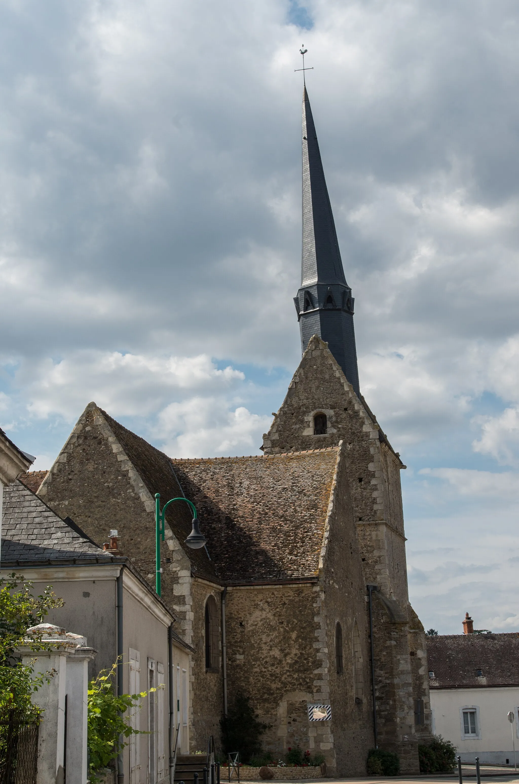 Photo showing: Vue rue de l'Eglise Saint-Médard de Dollon