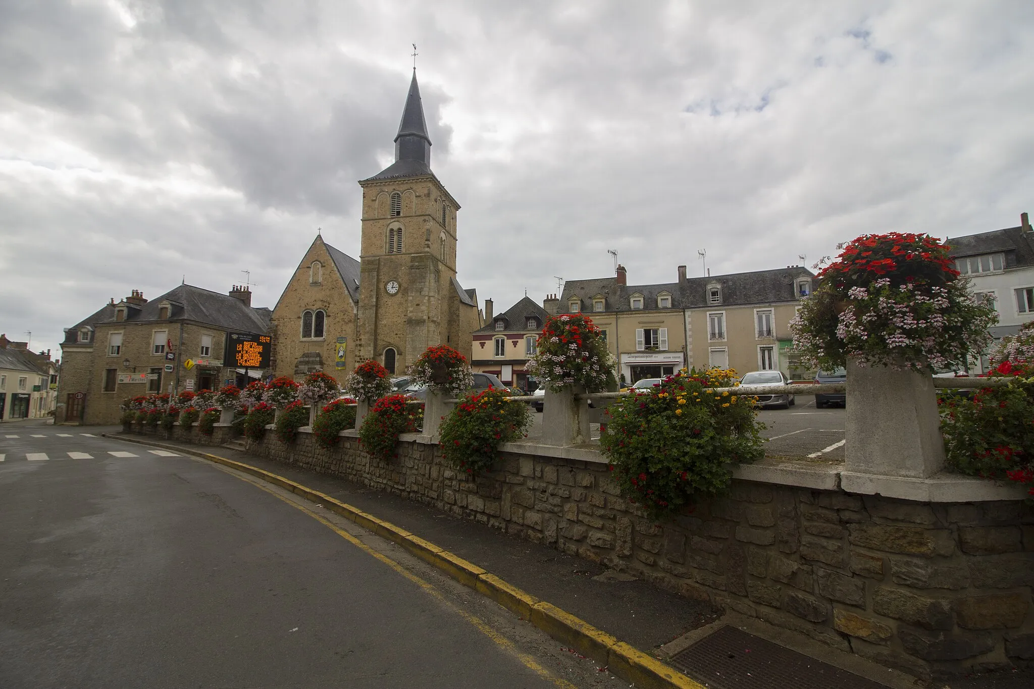 Photo showing: Loué - Place de l'église - Sarthe