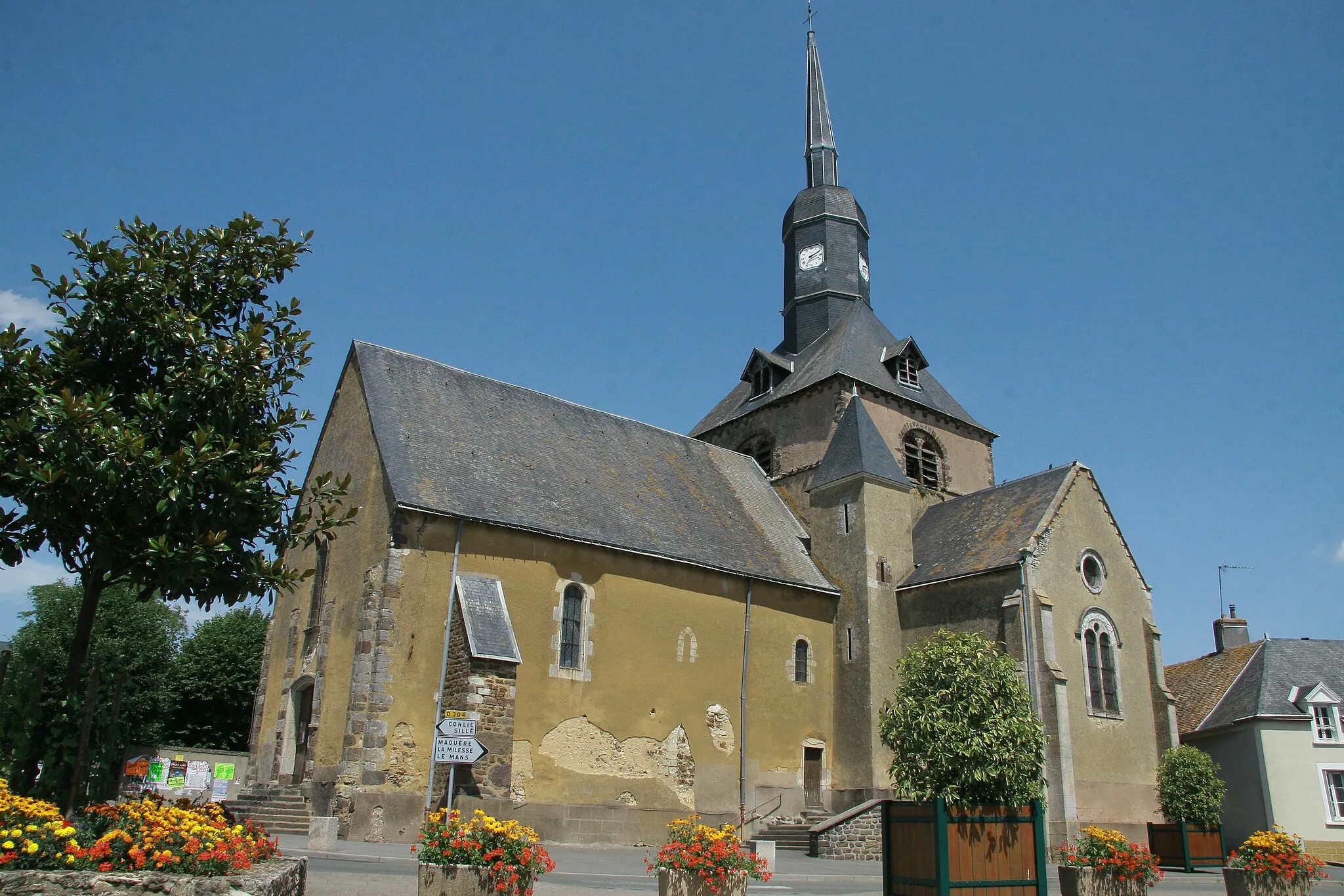 Photo showing: Église Saint-Front de Domfront-en-Champagne, Sarthe, Pays de la Loire, France