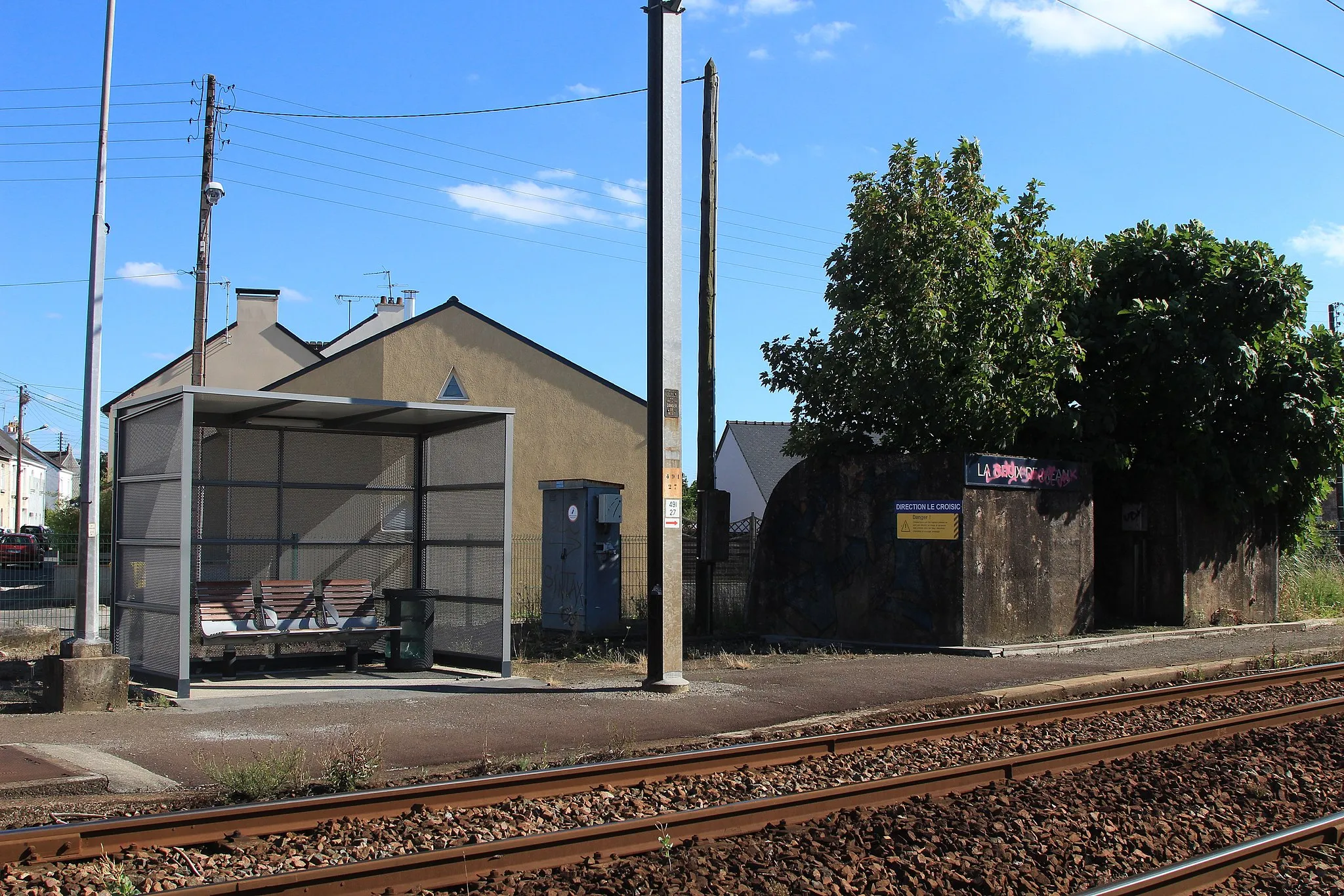 Photo showing: Abris et quai direction Le Croisic de la petite halte de La Croix-de-Méan à Saint-Nazaire.