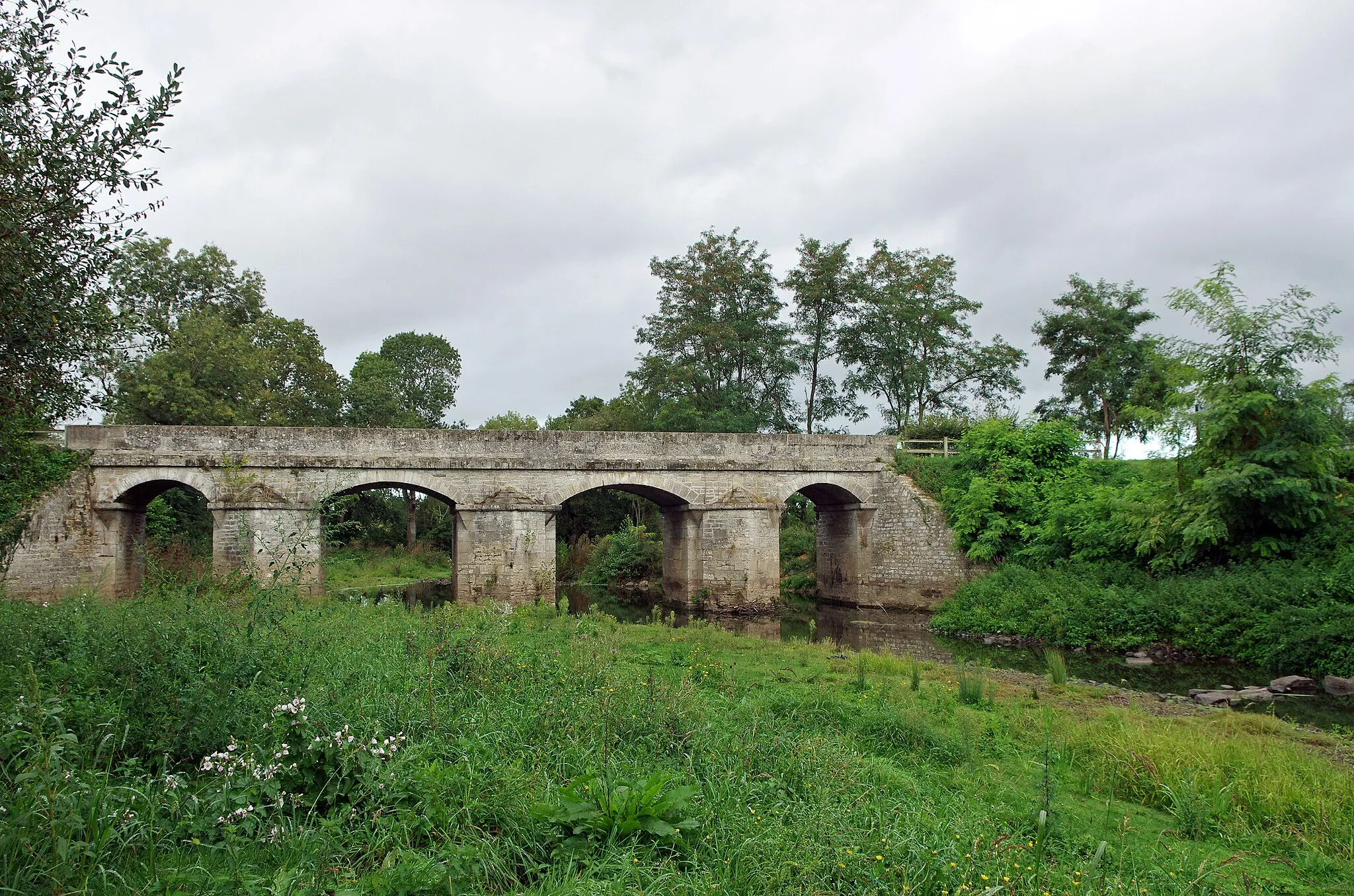 Photo showing: A bridge located in Saint-Georges-sur-Layon, a former commune in Maine-et-Loire, a department in the  Pays de la Loire region of France.