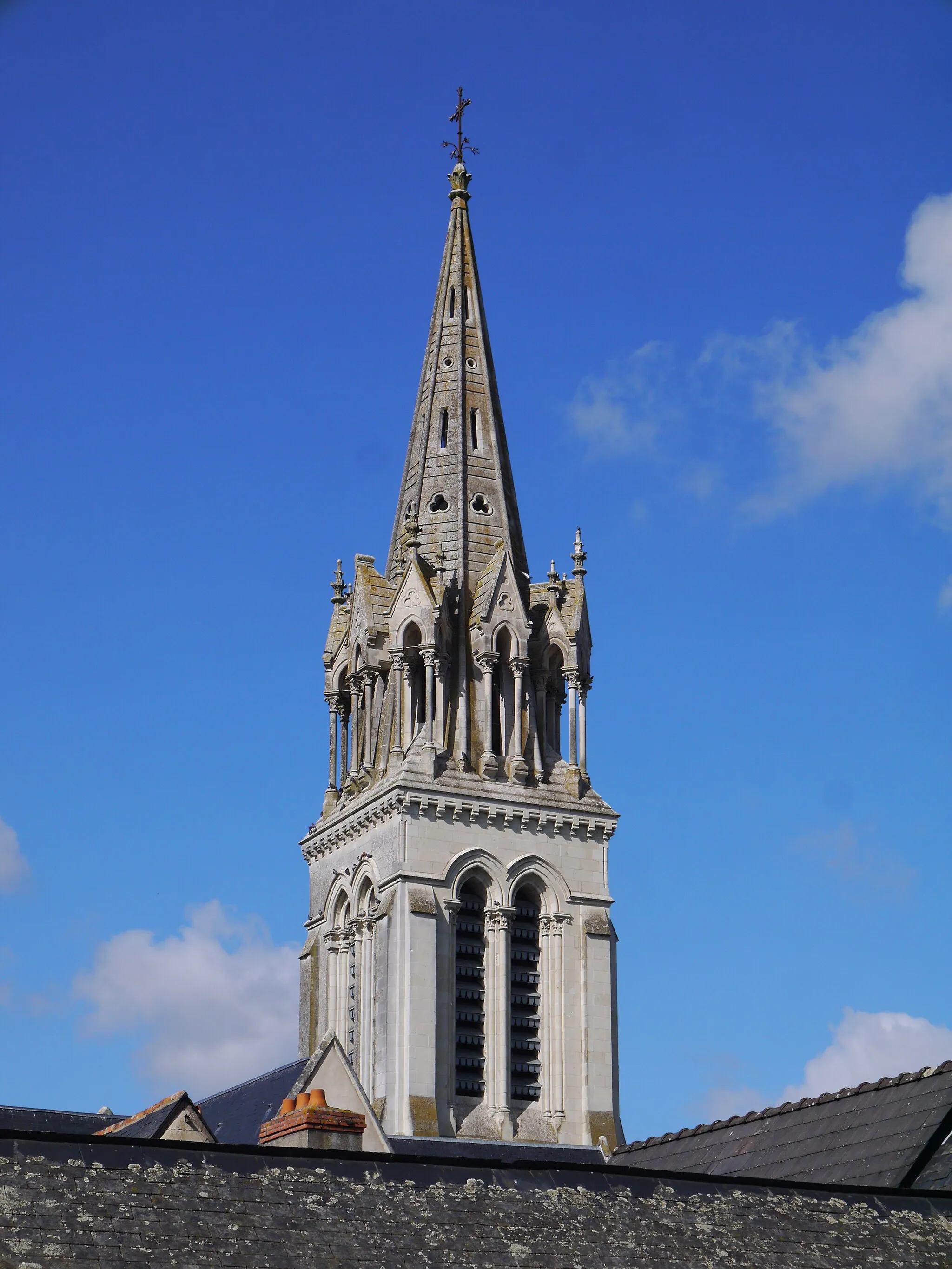 Photo showing: Le clocher de l'église Saint-Aubin.