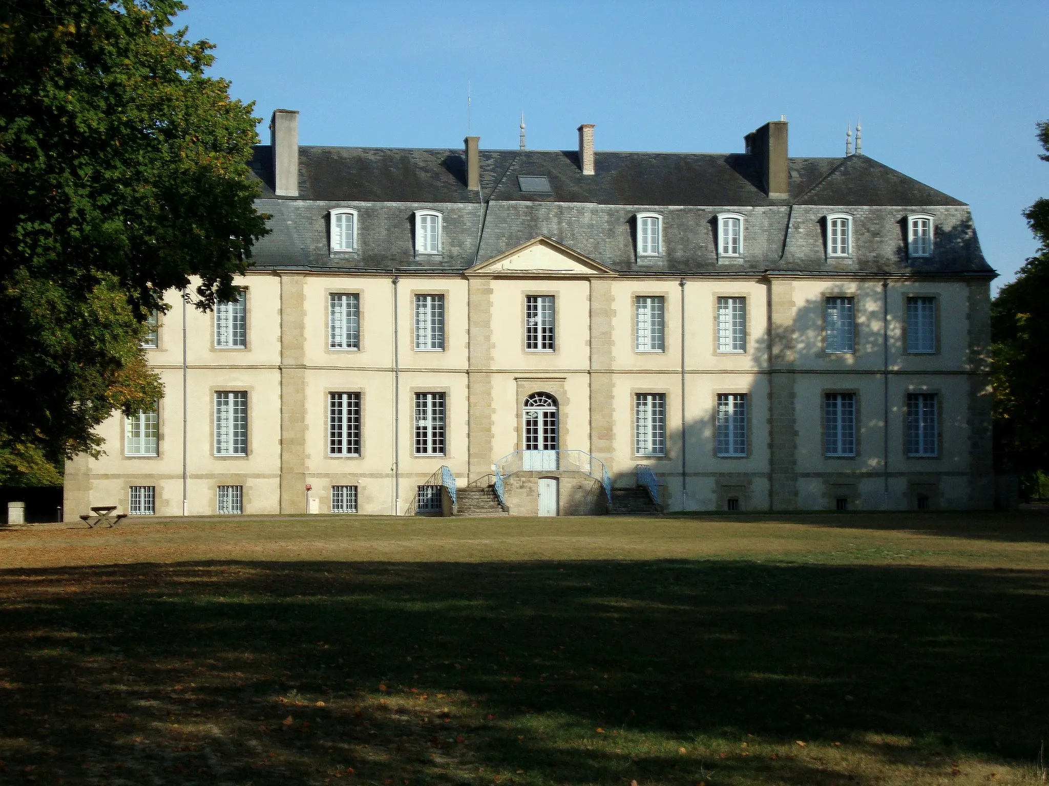 Photo showing: This building is indexed in the base Mérimée, a database of architectural heritage maintained by the French Ministry of Culture, under the reference PA00110127 .