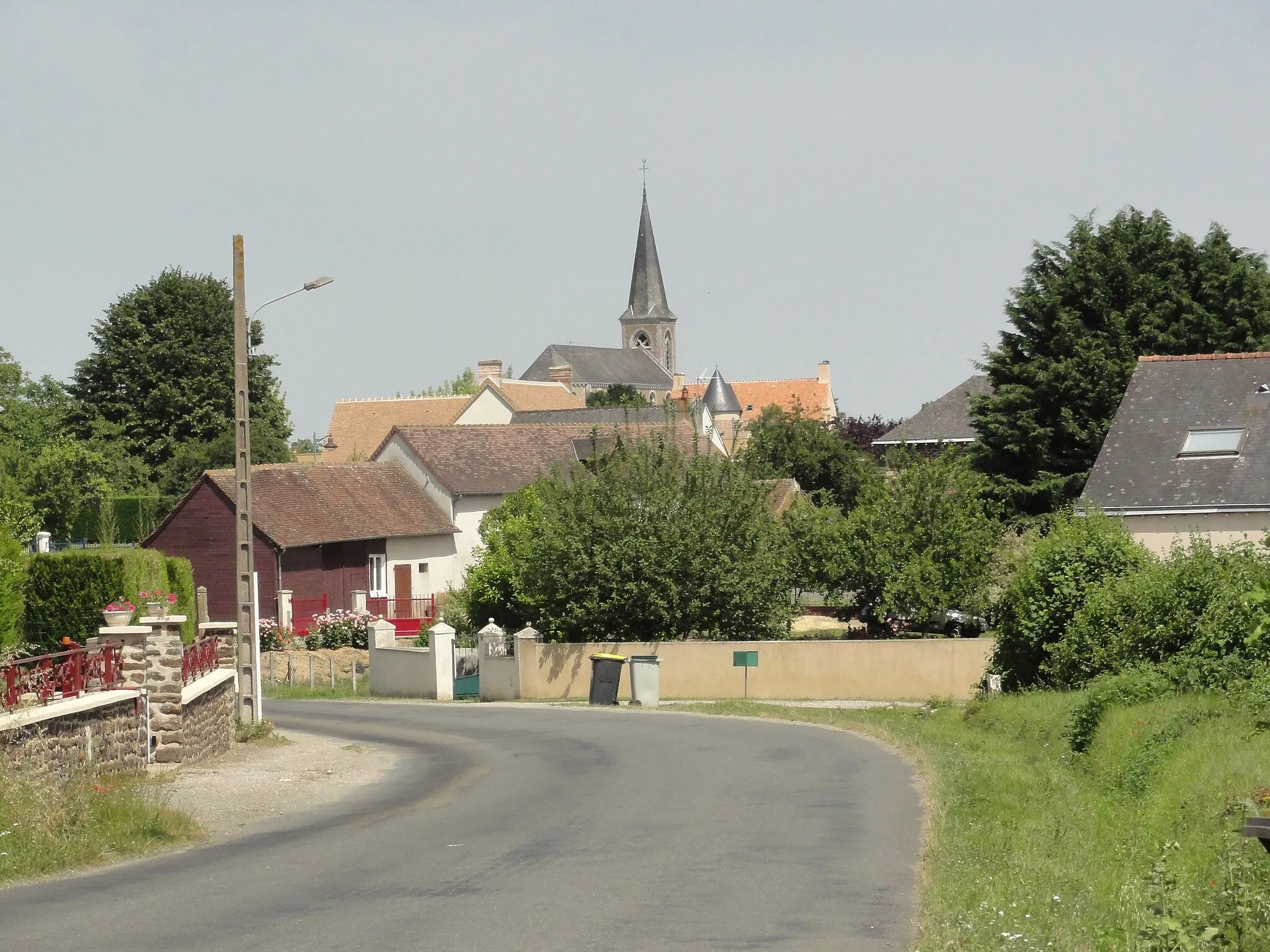 Photo showing: Saint-Jean-d'Assé (Sarthe) le bourg vu de la Rue du Panorama