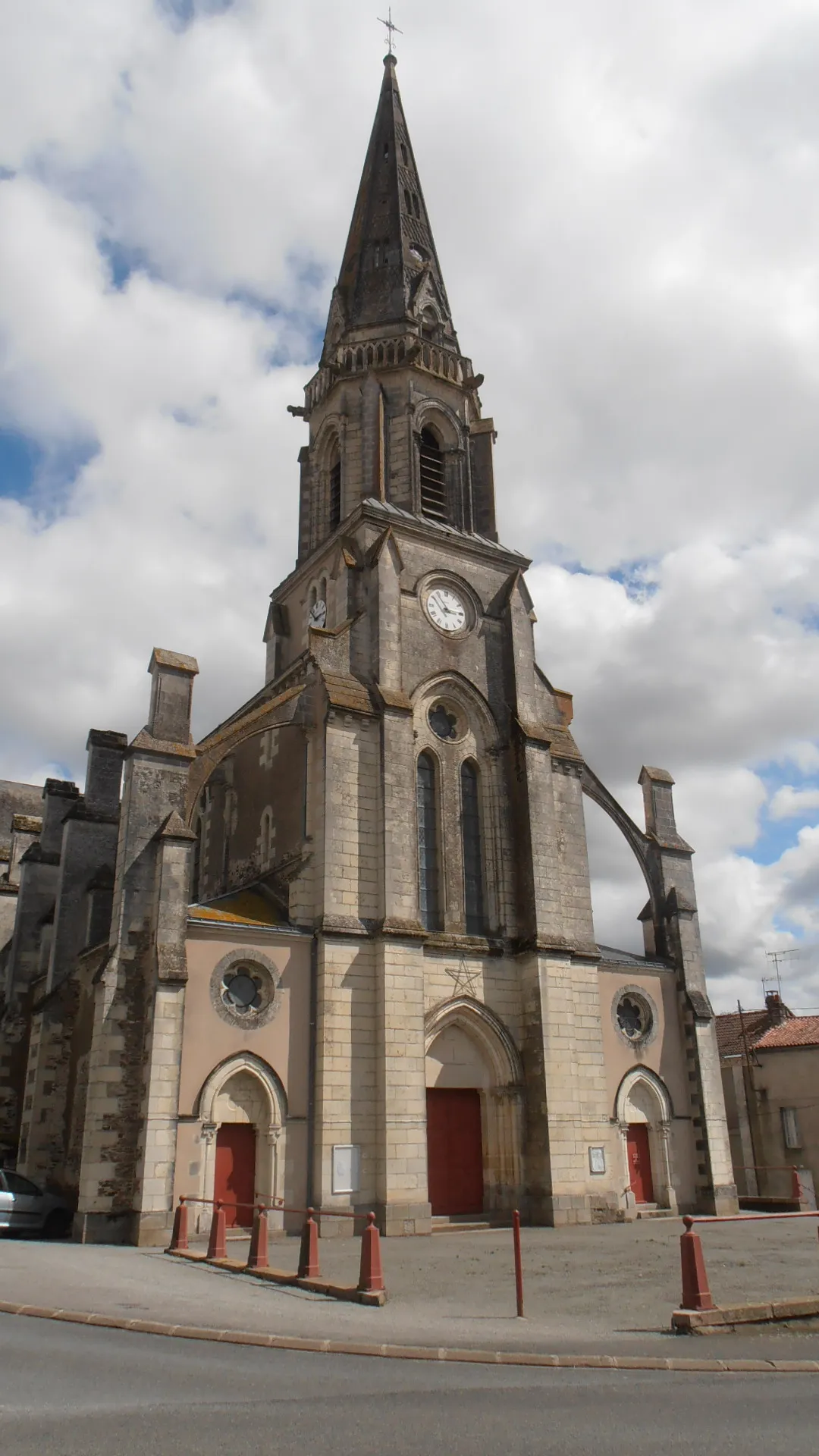 Photo showing: L'église du village du Fuilet (Maine-et-Loire, France). Église du XIXe siècle, néo-gothique.