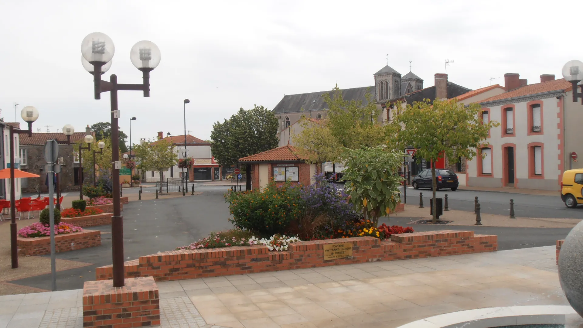 Photo showing: La place de la mairie de Saint-Laurent-des-Autels (Maine-et-Loire, France).