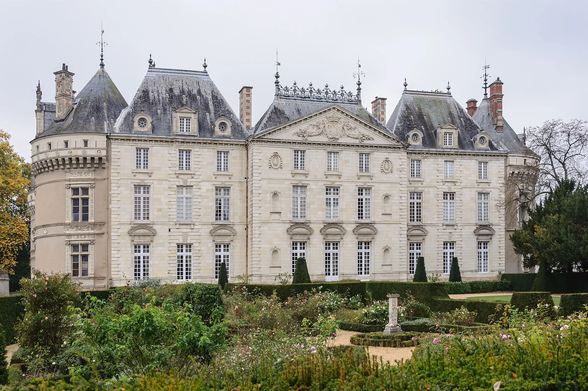 Photo showing: This building is en partie classé, en partie inscrit au titre des monuments historiques de la France. It is indexed in the base Mérimée, a database of architectural heritage maintained by the French Ministry of Culture, under the reference PA00109788 .