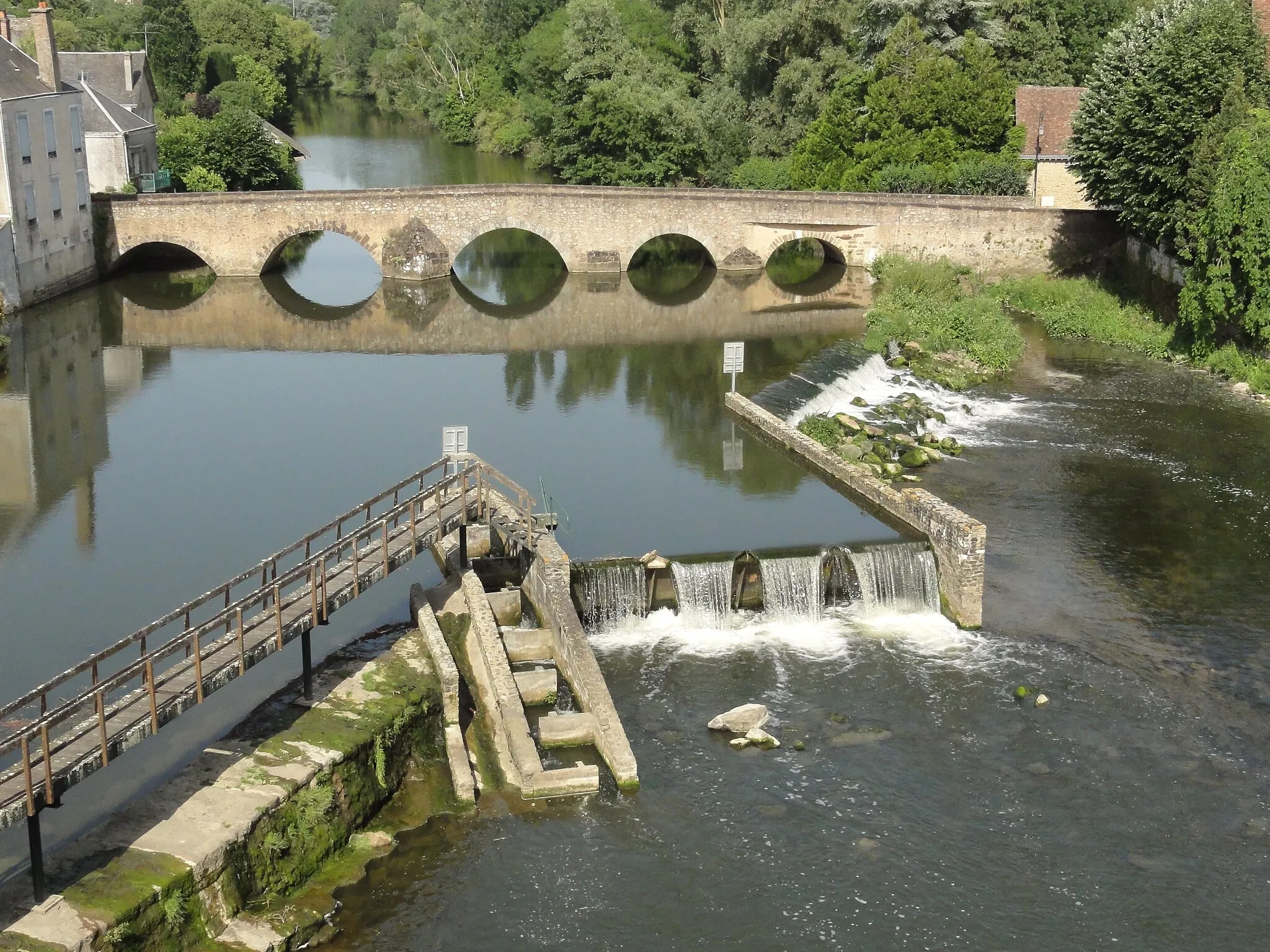 Photo showing: Beaumont-sur-Sarthe (Sarthe) La Sarthe et le vieux pont