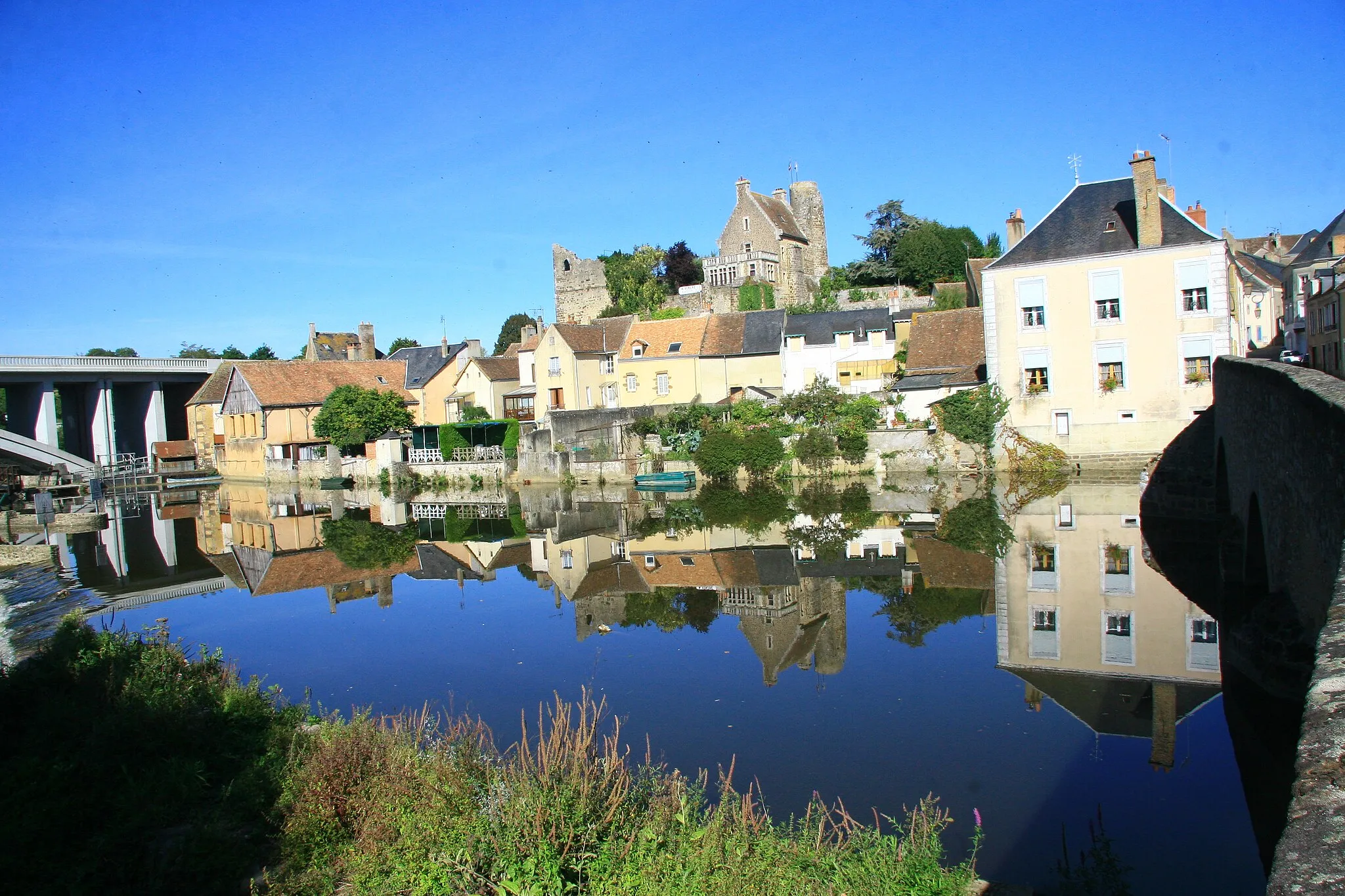 Photo showing: Château vu du pont. Beaumont-sur-Sarthe, Sarthe, Pays de la Loire, France