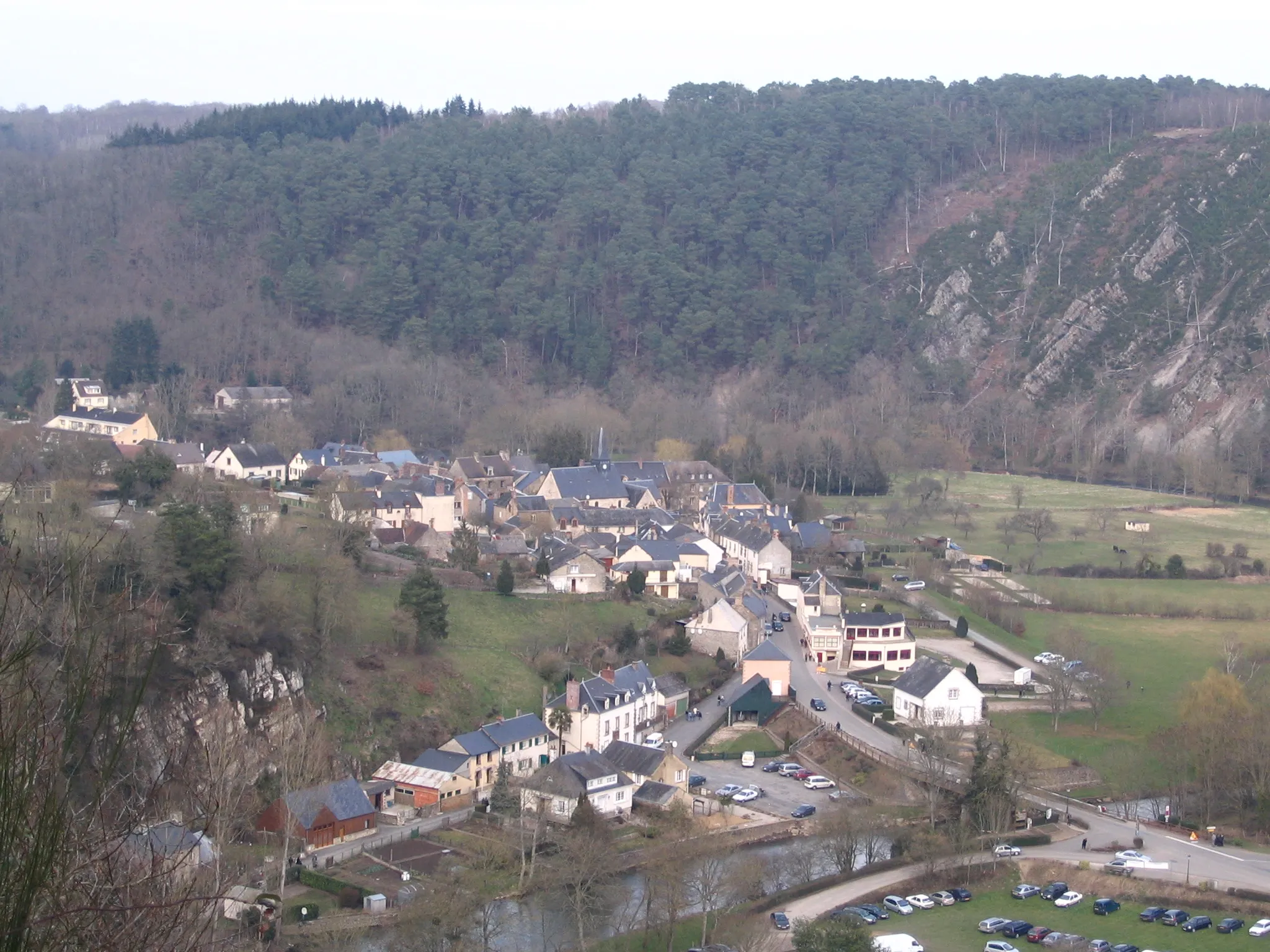 Photo showing: Vue sur le centre de la commune de Saint-Léonard-des-Bois (Sarthe, France)