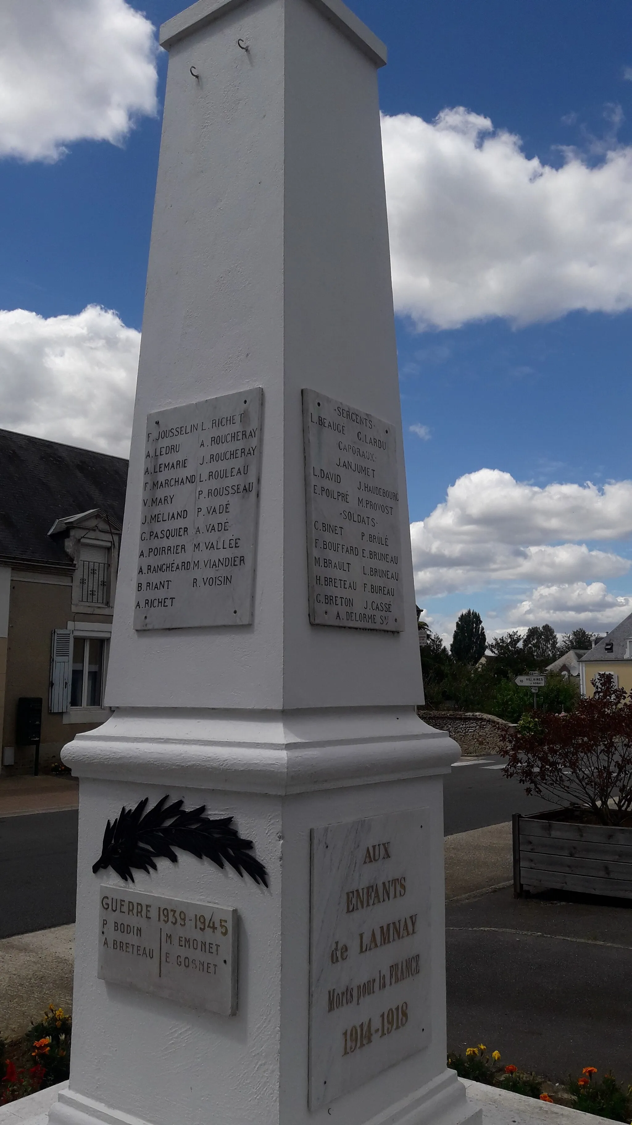 Photo showing: "Aux enfants du pays morts pour la France"