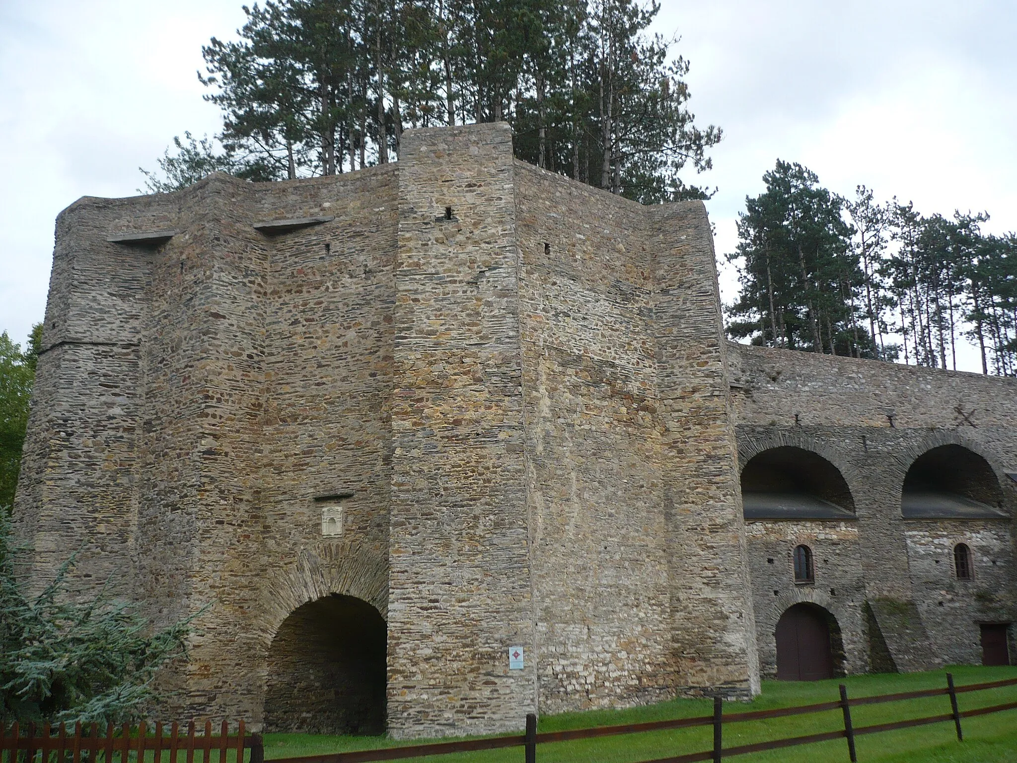 Photo showing: Angrie - Fours à chaux de la Veurière