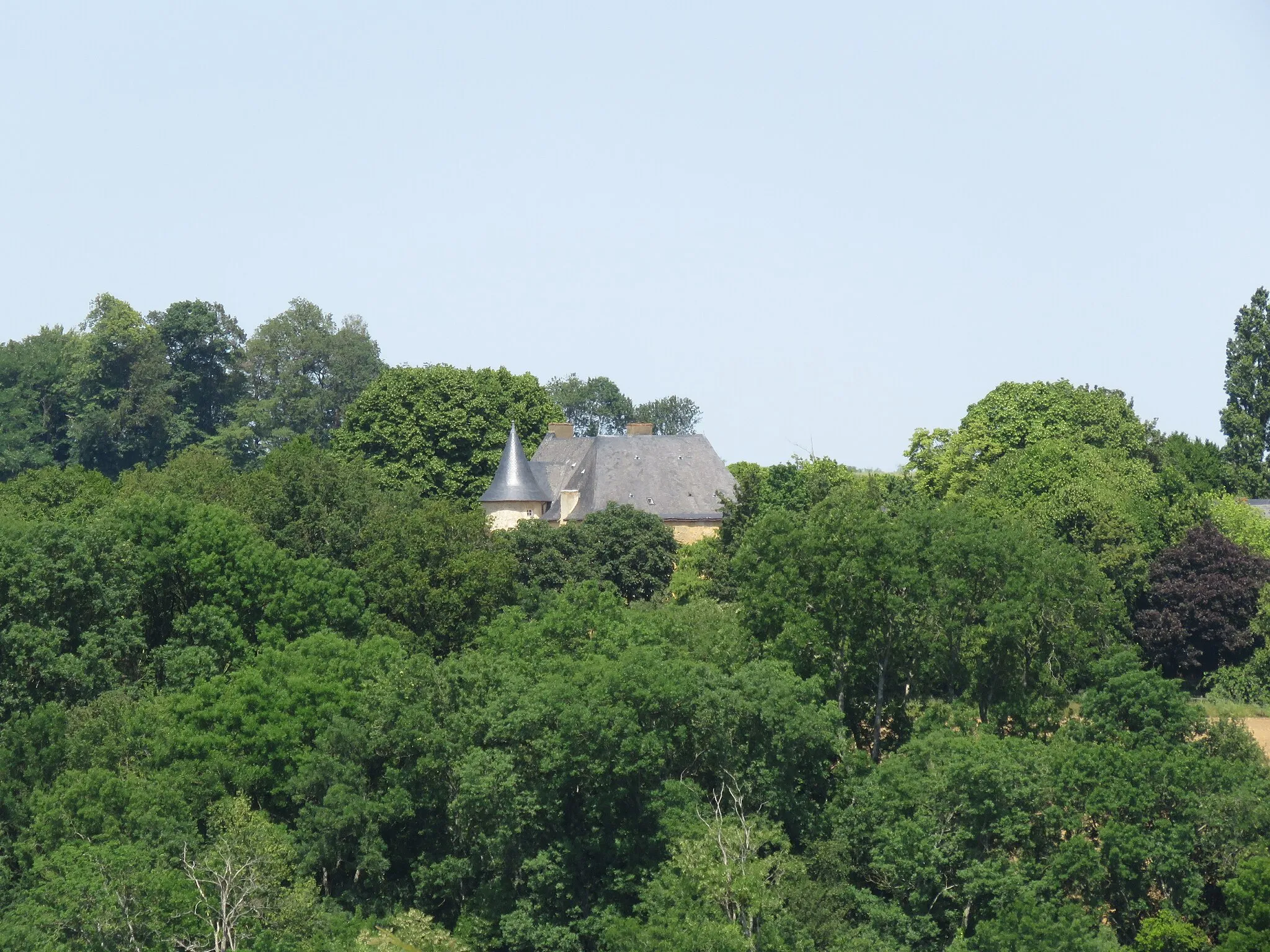 Photo showing: Manoir de Beaumont vu depuis la route du cimetière