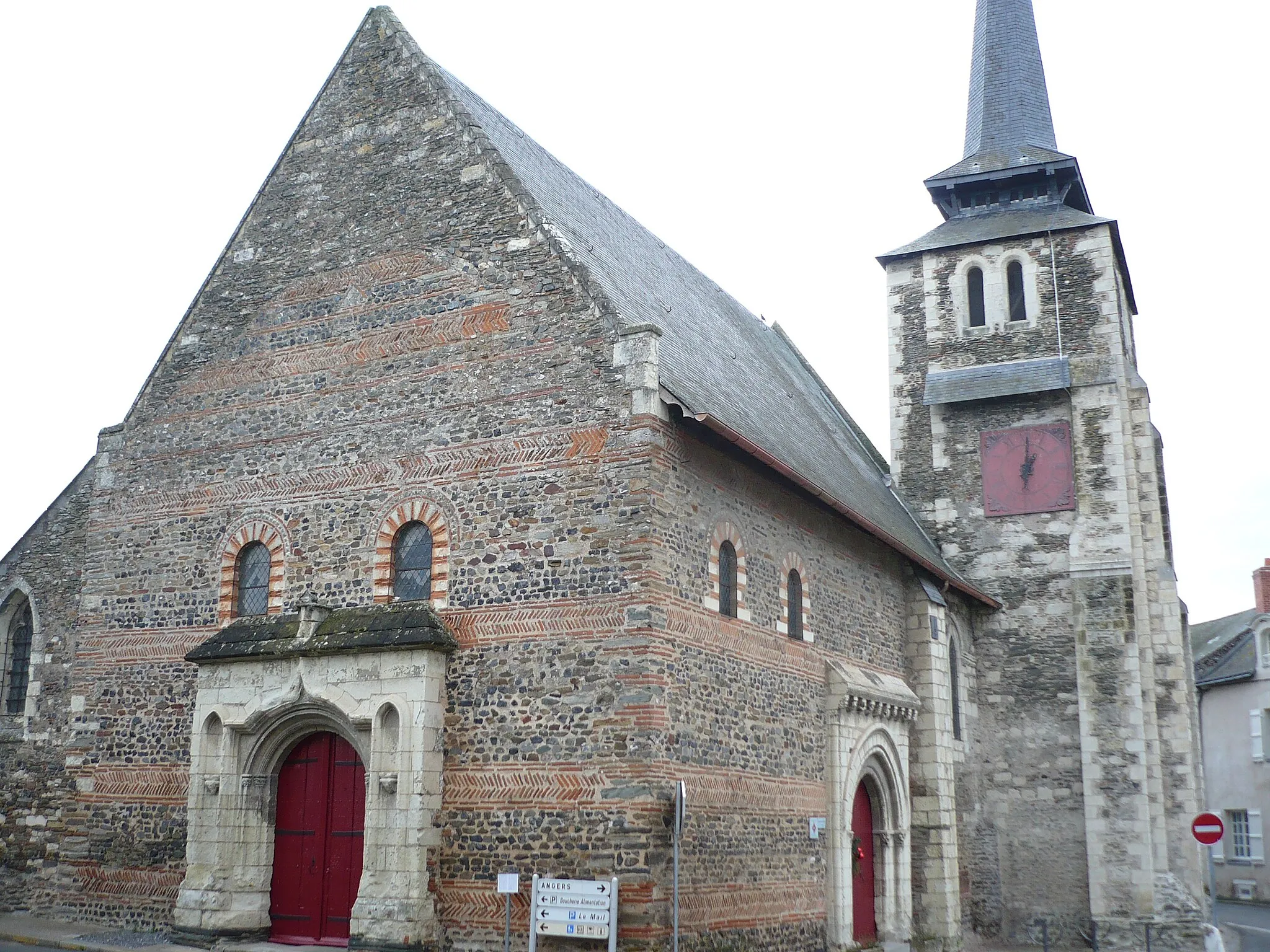 Photo showing: Église de Savennières (Maine-et-Loire, France), la nef est décorée de plusieurs assises d'appareil en arête-de-poisson en brique.