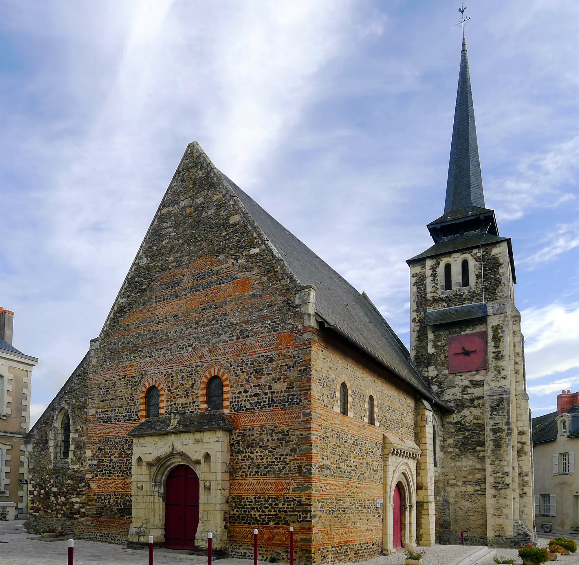 Photo showing: Église Saint-Pierre-et-Saint-Romain (vue générale du sud-ouest) - Savennières (France)