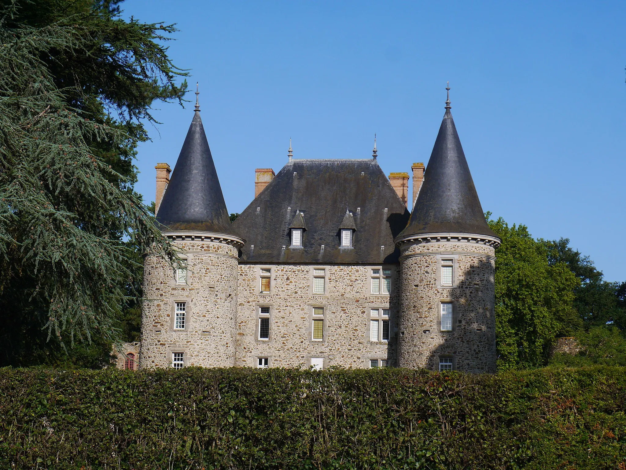 Photo showing: Le château de Somloire (Maine-et-Loire, France) depuis la RD 167.