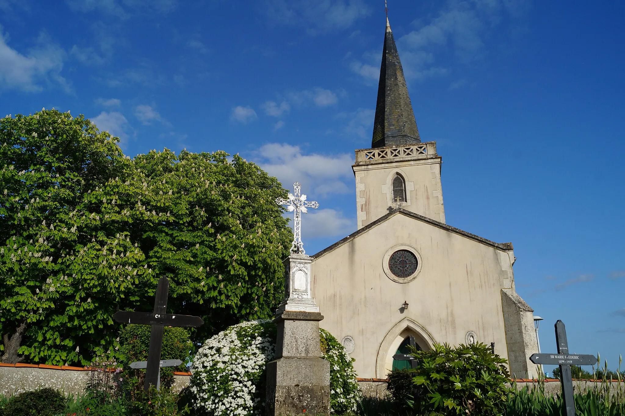 Photo showing: L’église Saint-Saturnin de Saint-Sornin depuis le cimetière.