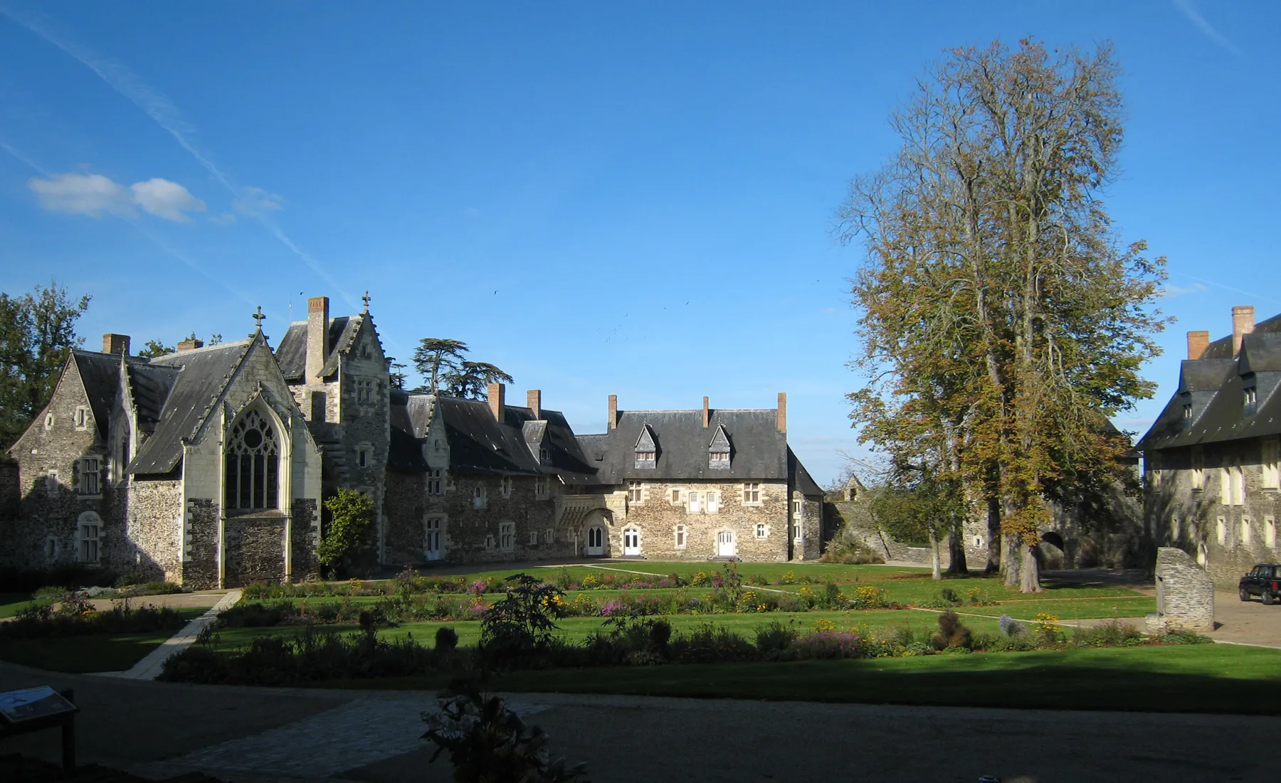 Photo showing: Courtyard of the castle Le Plessis-Macé, located in the village of Le Plessis-Macé near the town of Angers in the department of Maine-et-Loire, France.