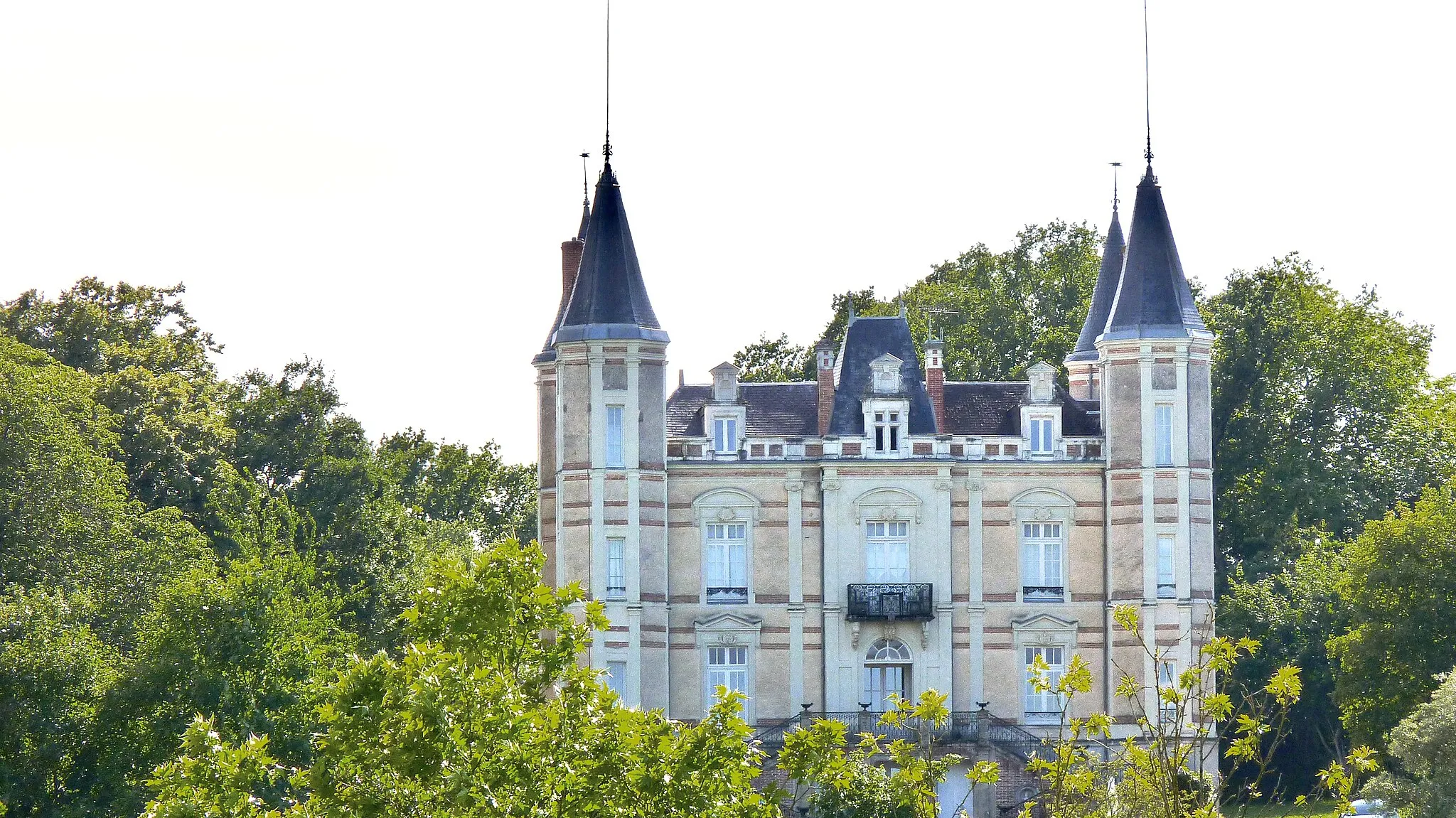 Photo showing: Vue Est du château de la Morinière à Andrezé (Maine-et-Loire, France).