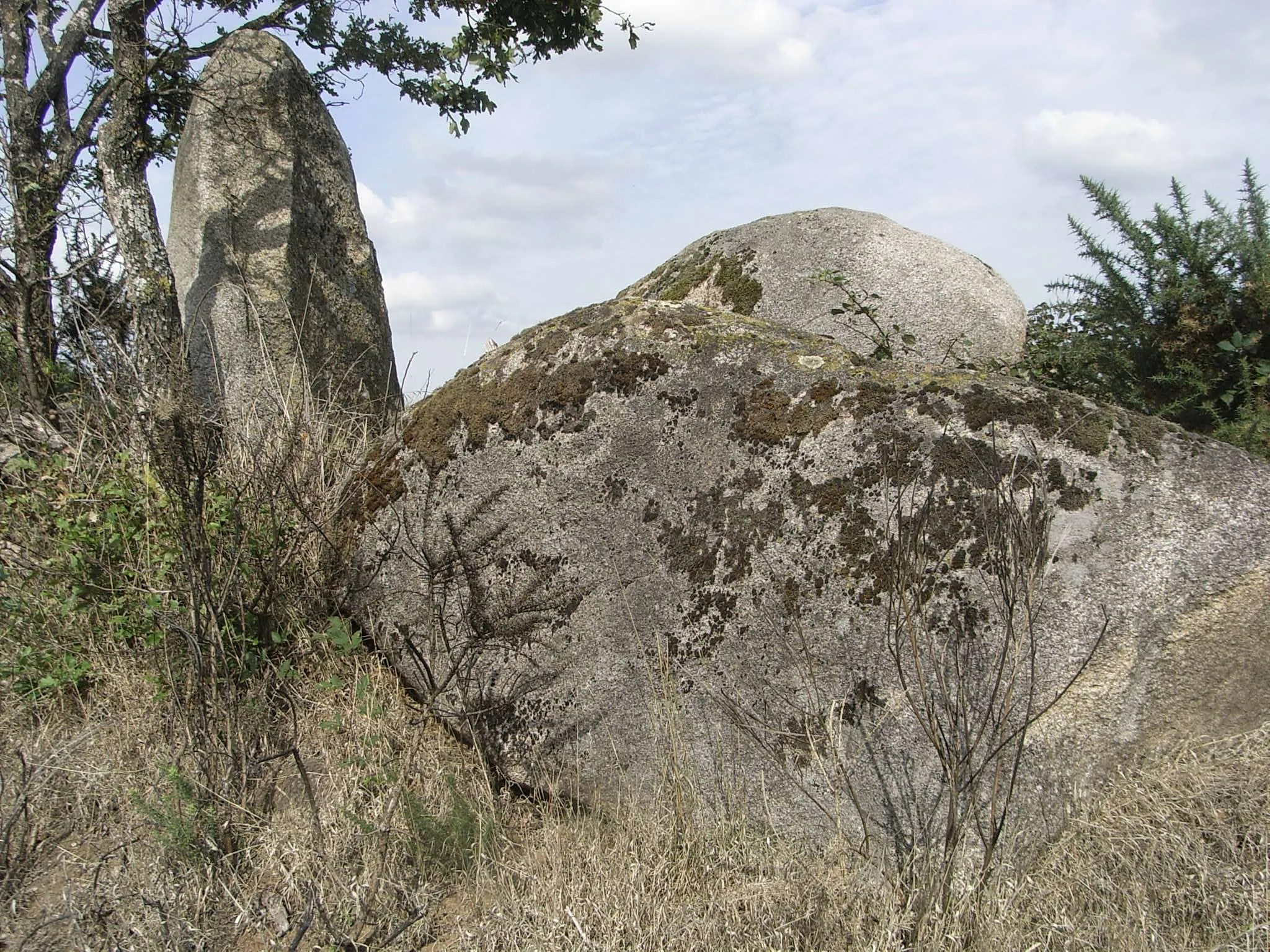 Photo showing: Chaos granitique à 300 mètres du menhir du moulin à vent de Normandeau situé à la Renaudière (49) en France.