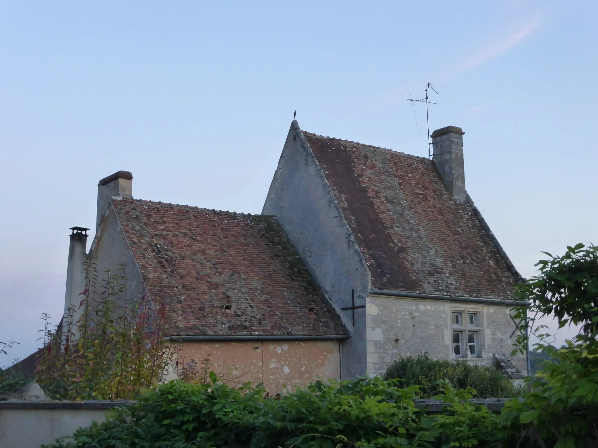 Photo showing: Manoir à Bellou-le-Trichard, dans l'Orne. Le manoir est situé juste derrière l'église.