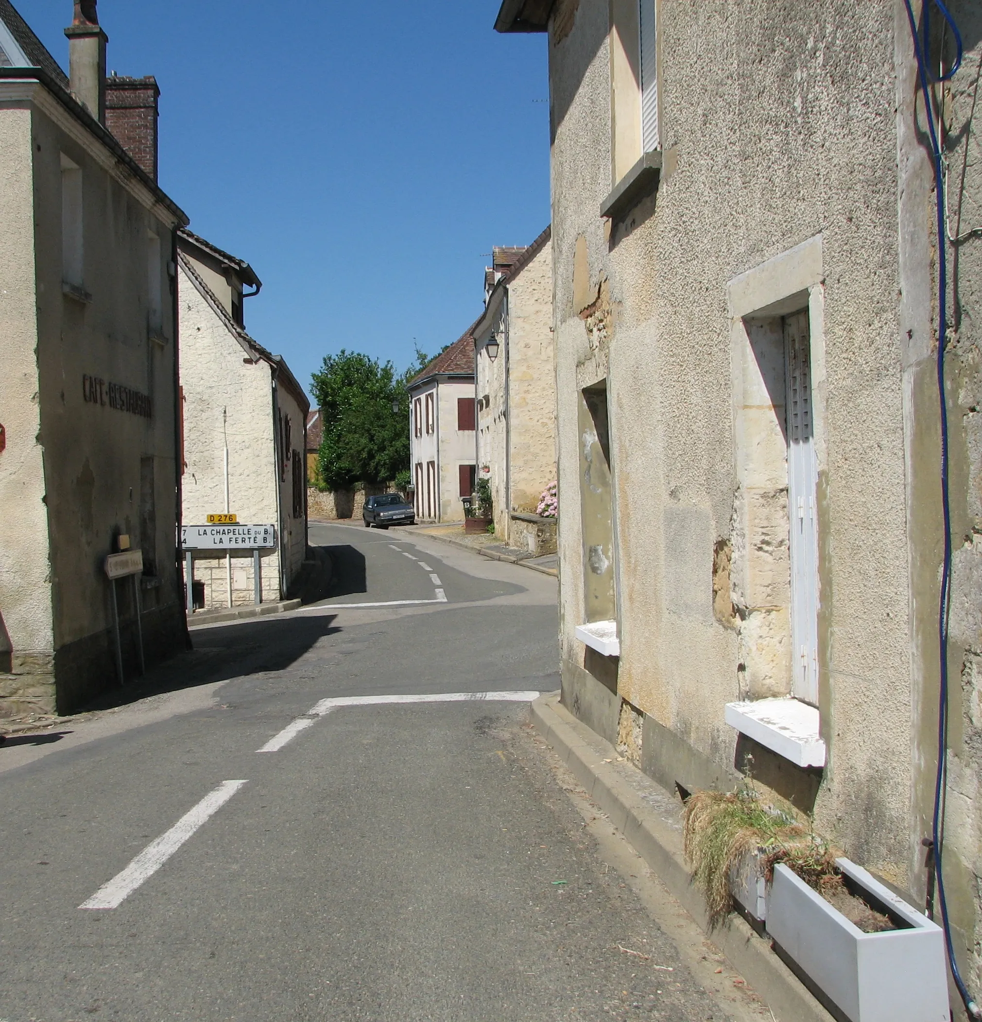 Photo showing: Street Scene in Bellou-le-Trichard