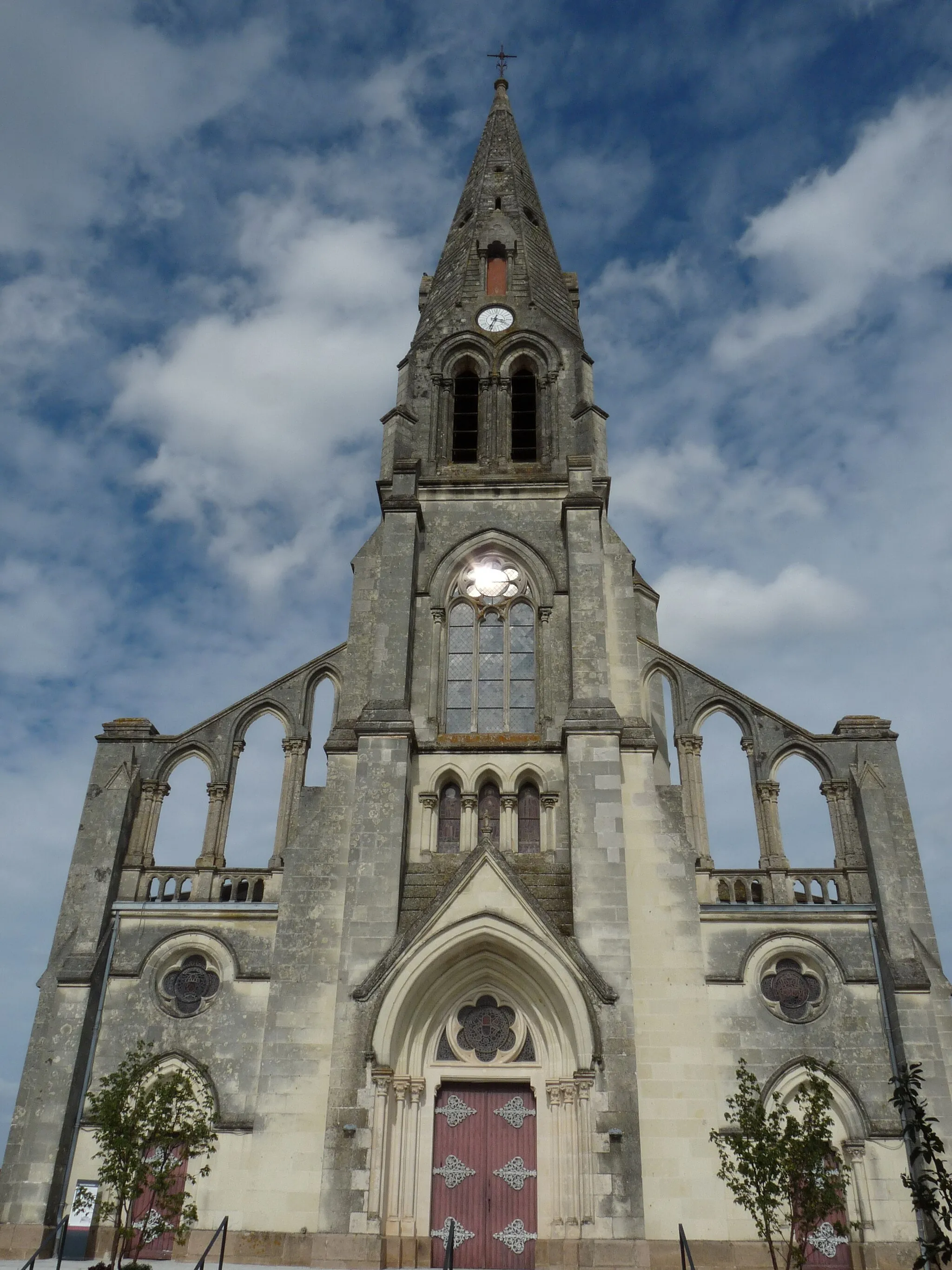 Photo showing: Extérieur de l'église Saint-Martin-de-Vertou de Neuvy-en-Mauges (49).