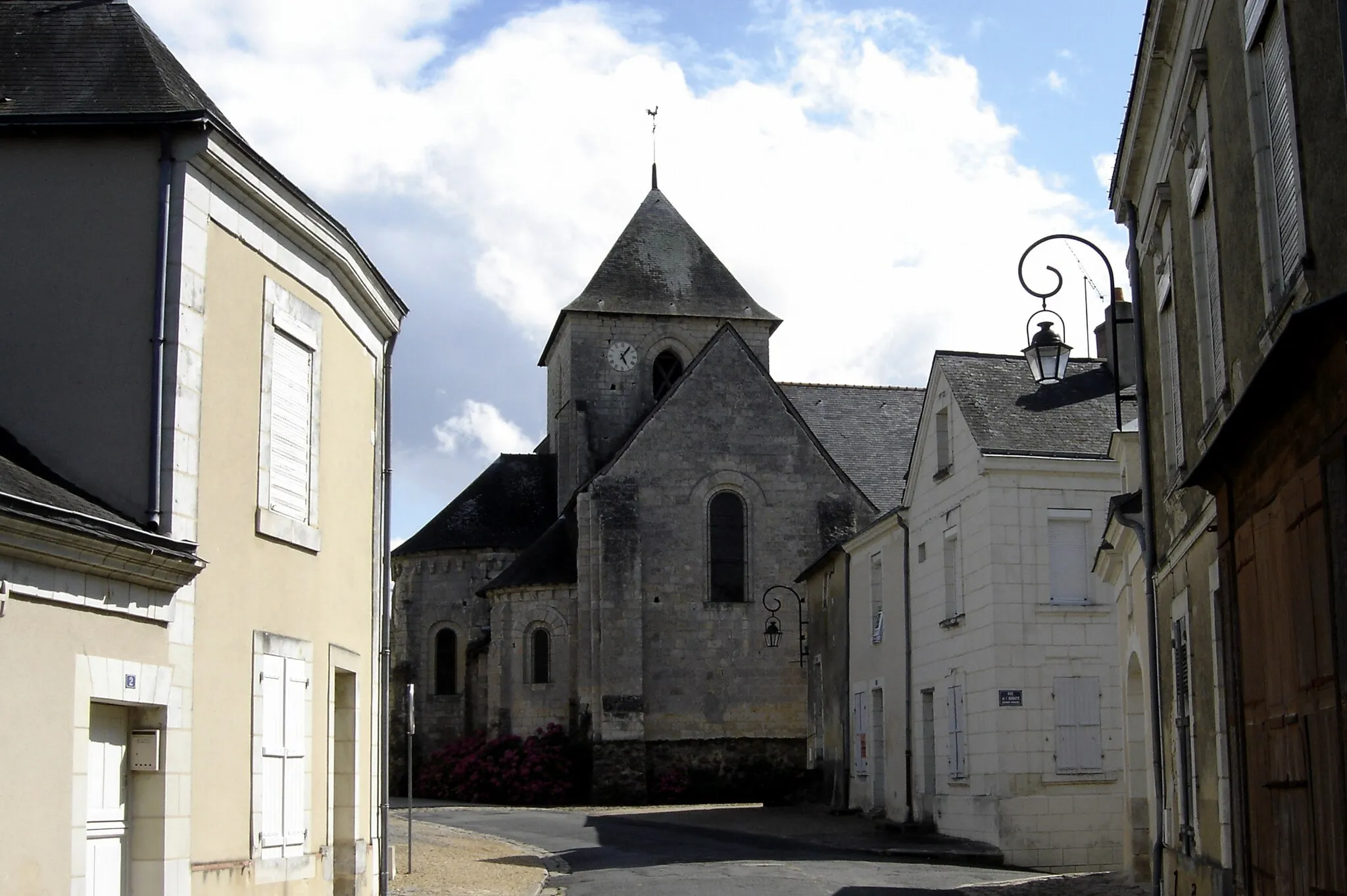 Photo showing: Rue de l'église à Bocé, avec l'église Saint-Martin-de-Vertou en arrière plan (Maine-et-Loire, France).