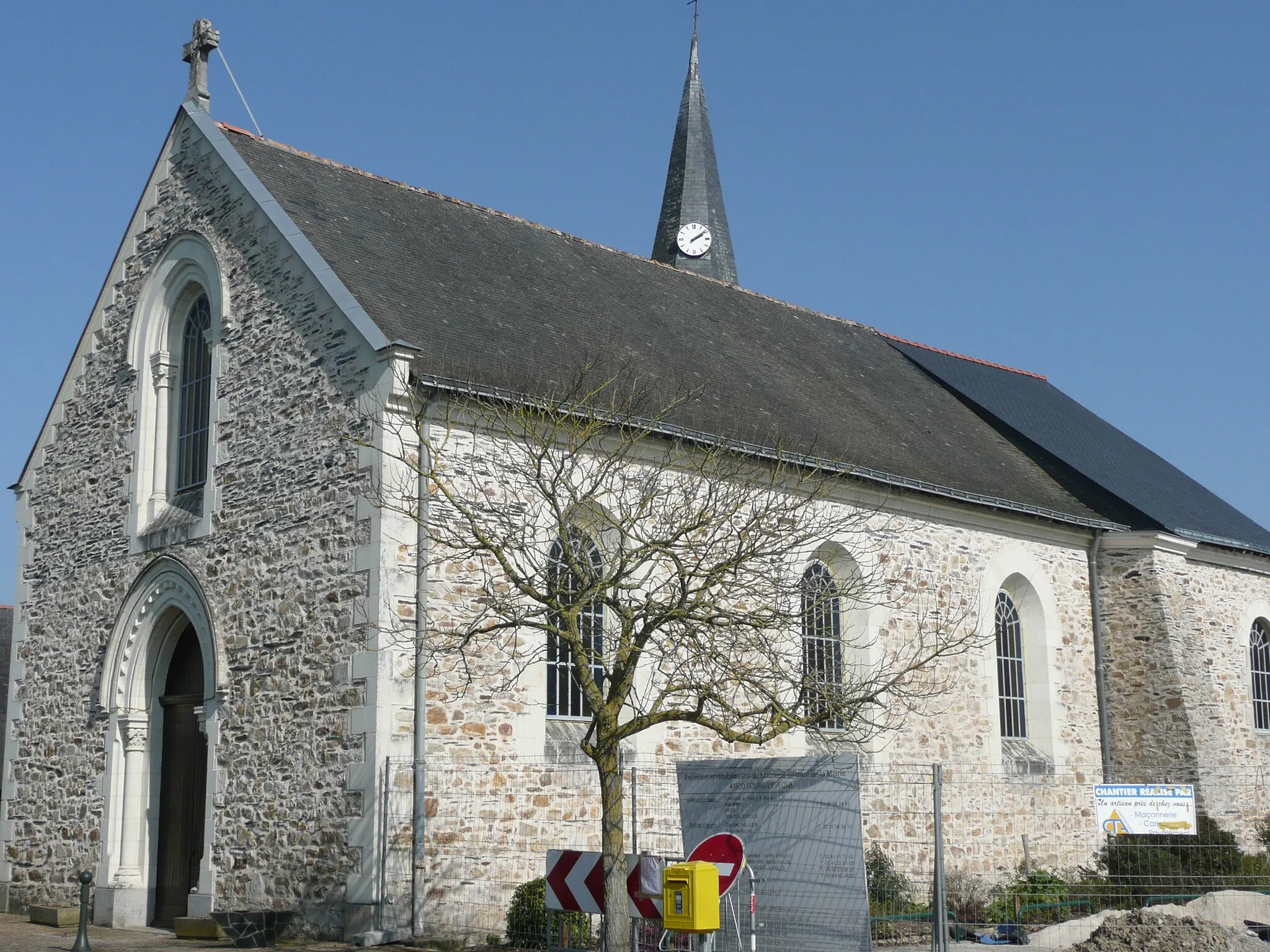 Photo showing: Église Saint-Jacques-et-Saint-Philippe de Bourg-l'Évêque (Maine-et-Loire, France).