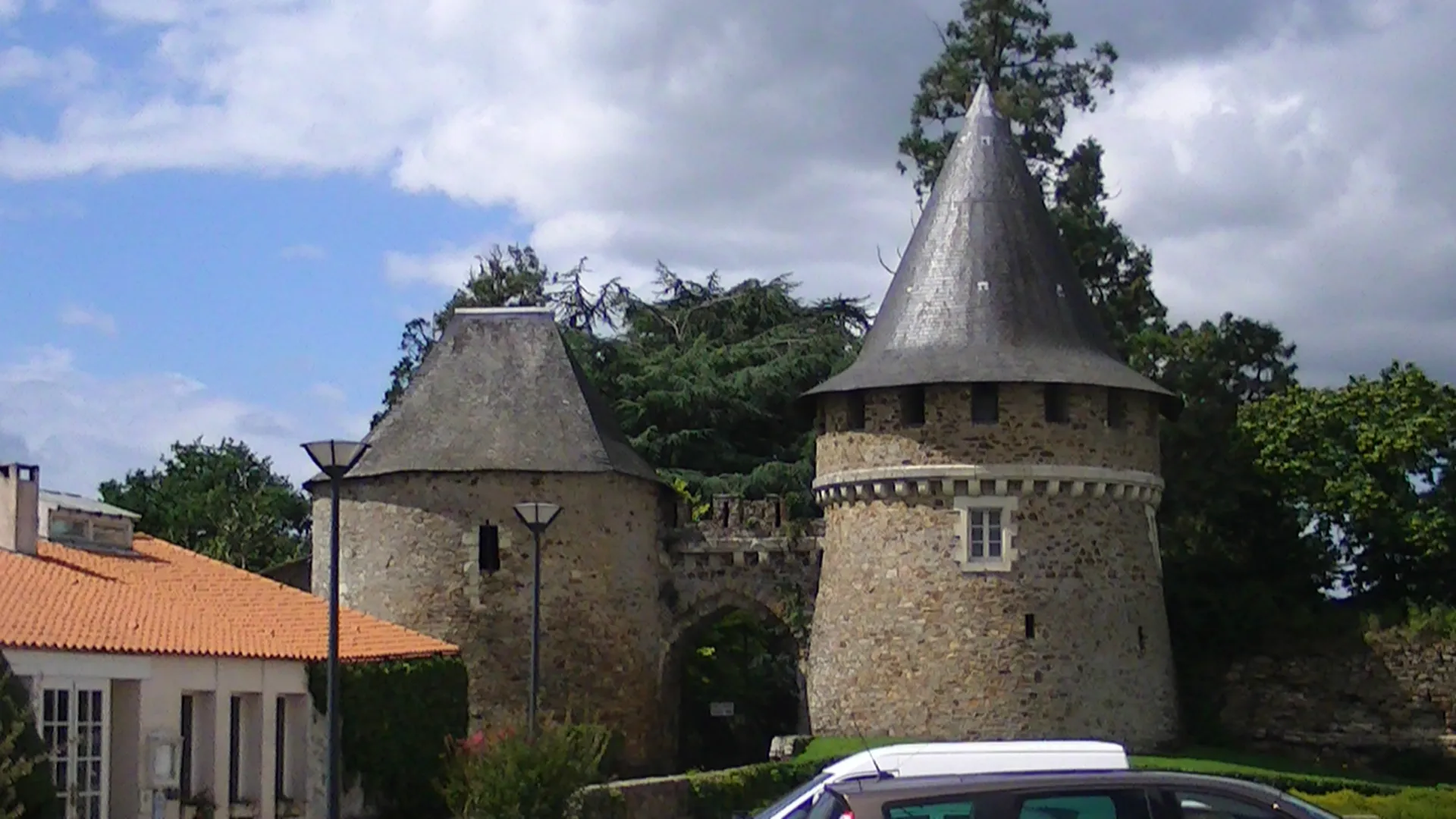 Photo showing: This building is inscrit au titre des monuments historiques de la France. It is indexed in the base Mérimée, a database of architectural heritage maintained by the French Ministry of Culture, under the reference PA49000077 .