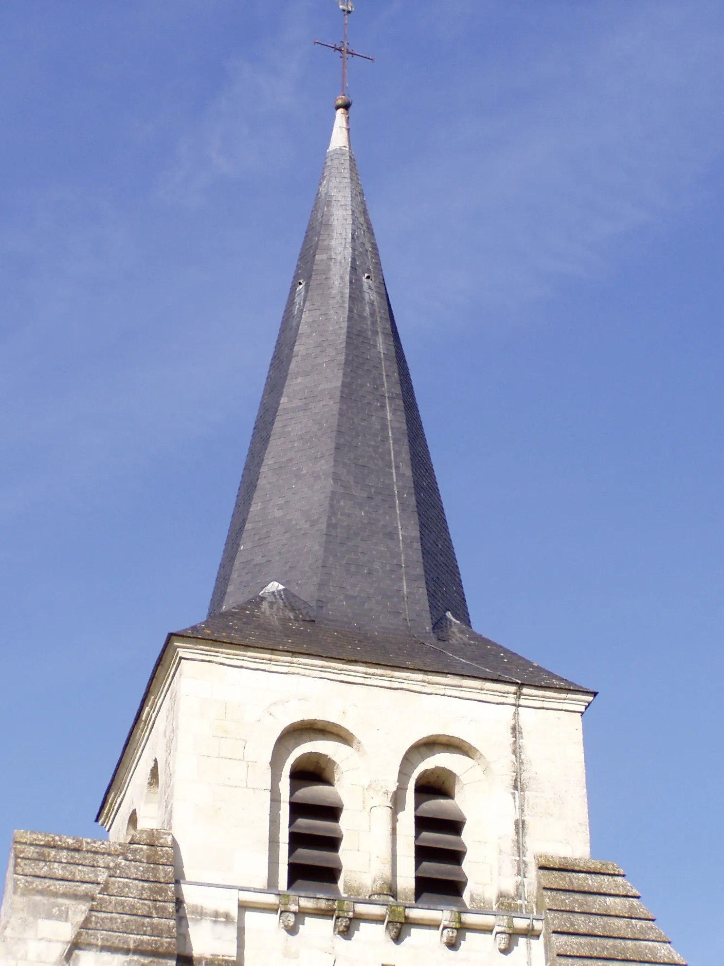 Photo showing: Distré (Maine et Loire) clocher à flèche de type "tors" de l'église Saint-Julien