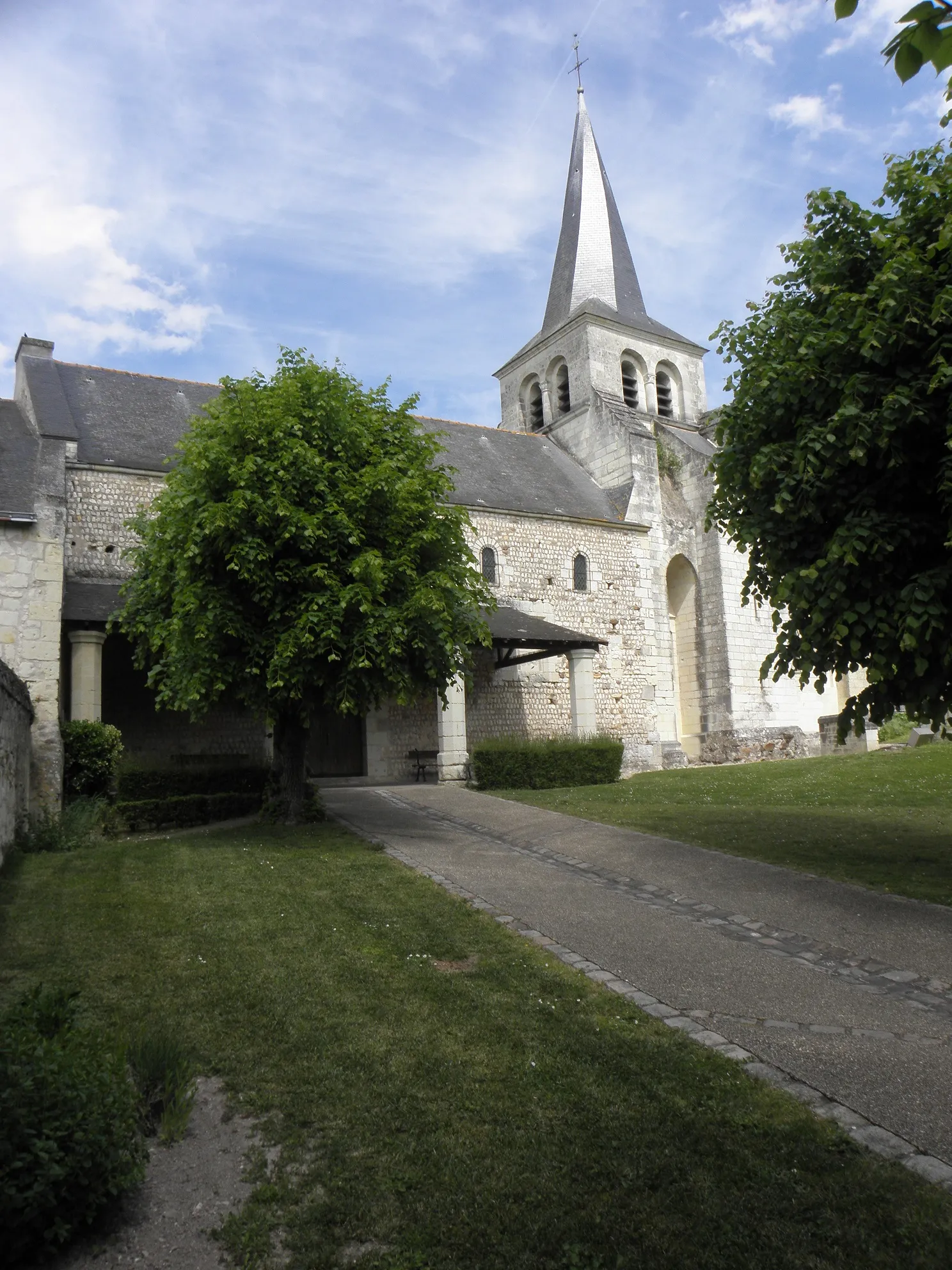 Photo showing: Église Saint-Julien de Distré (49). Flanc sud.