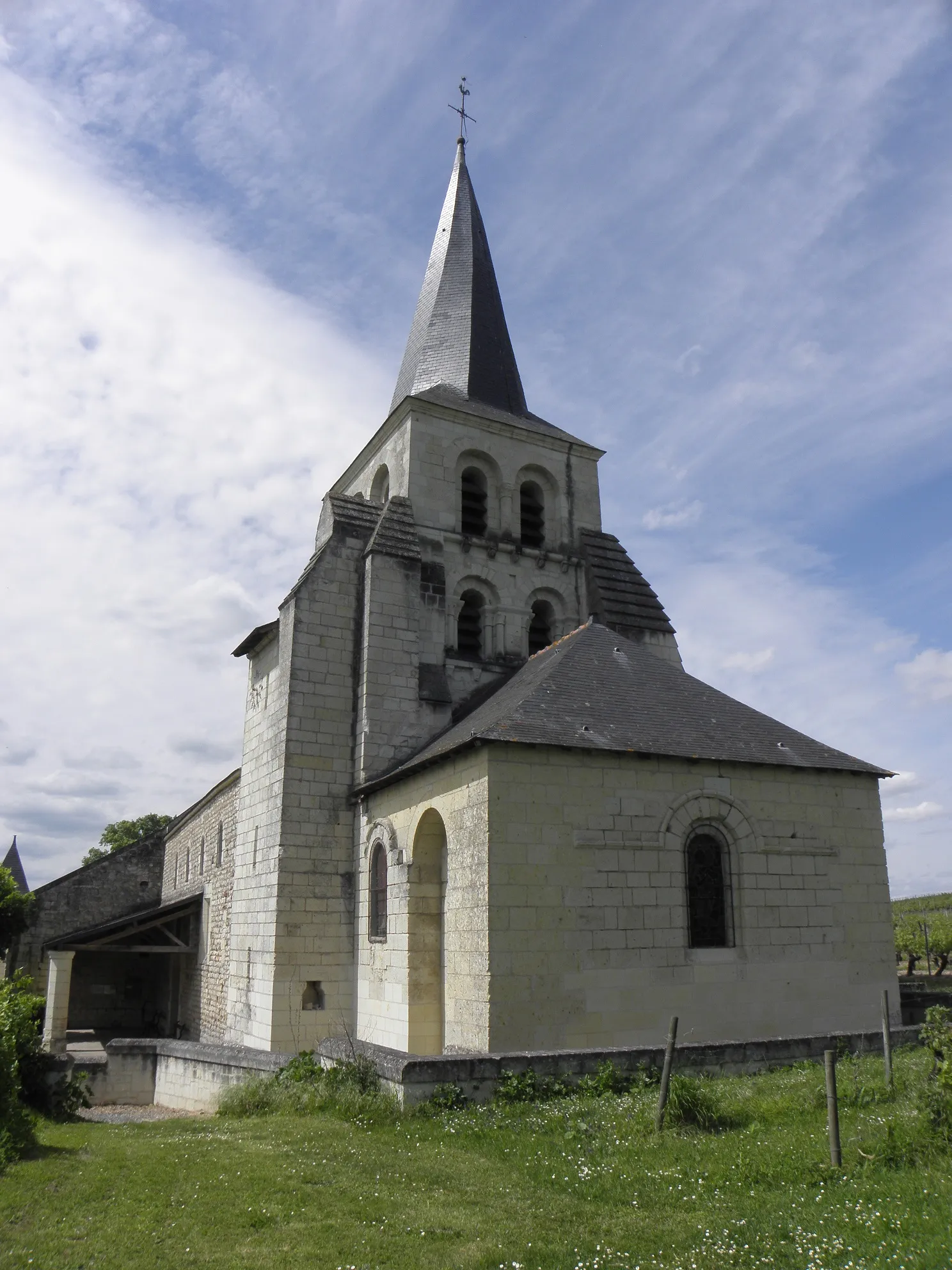 Photo showing: Église Saint-Julien de Distré (49). Chevet.