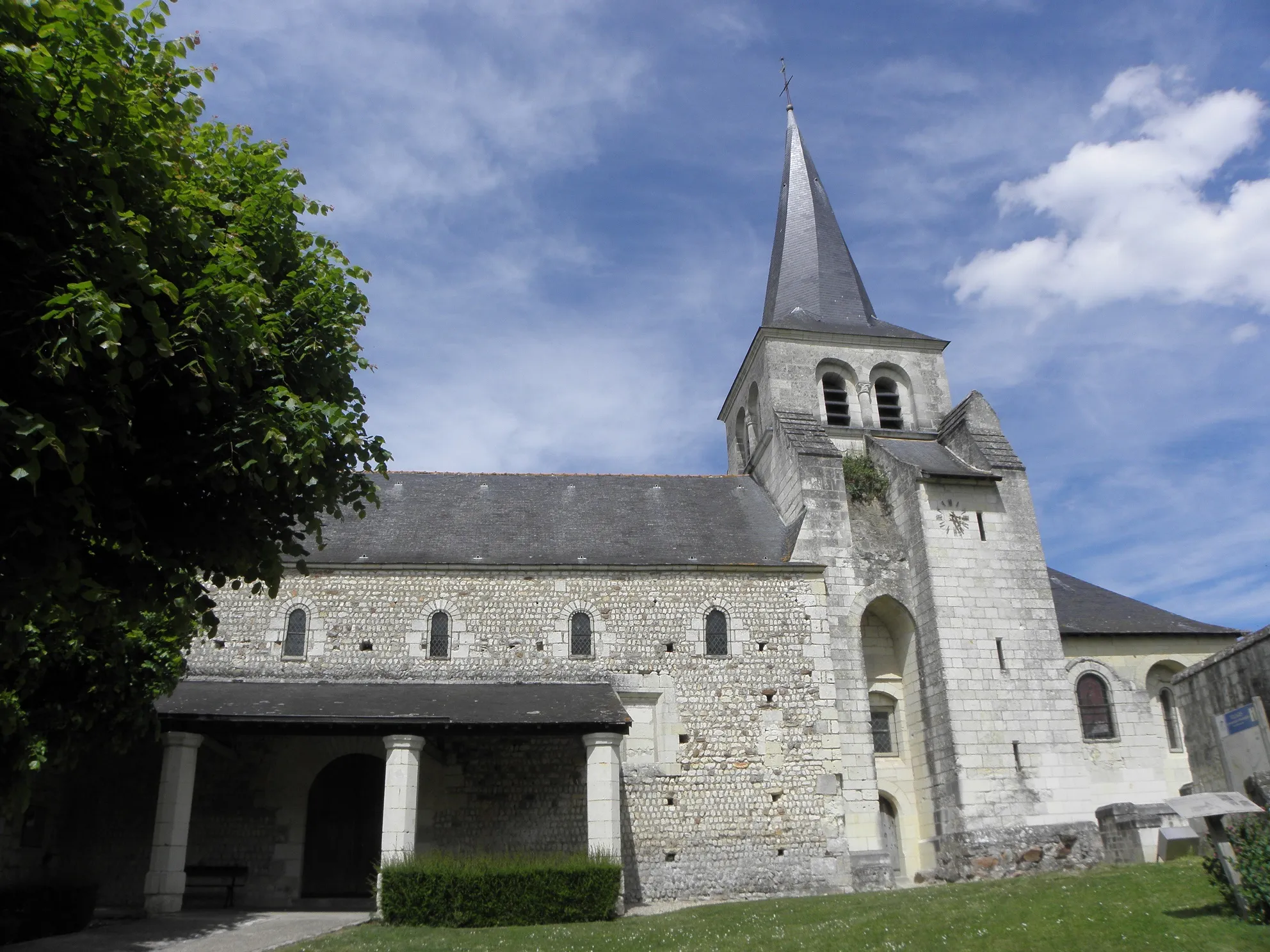 Photo showing: Église Saint-Julien de Distré (49). Flanc sud.