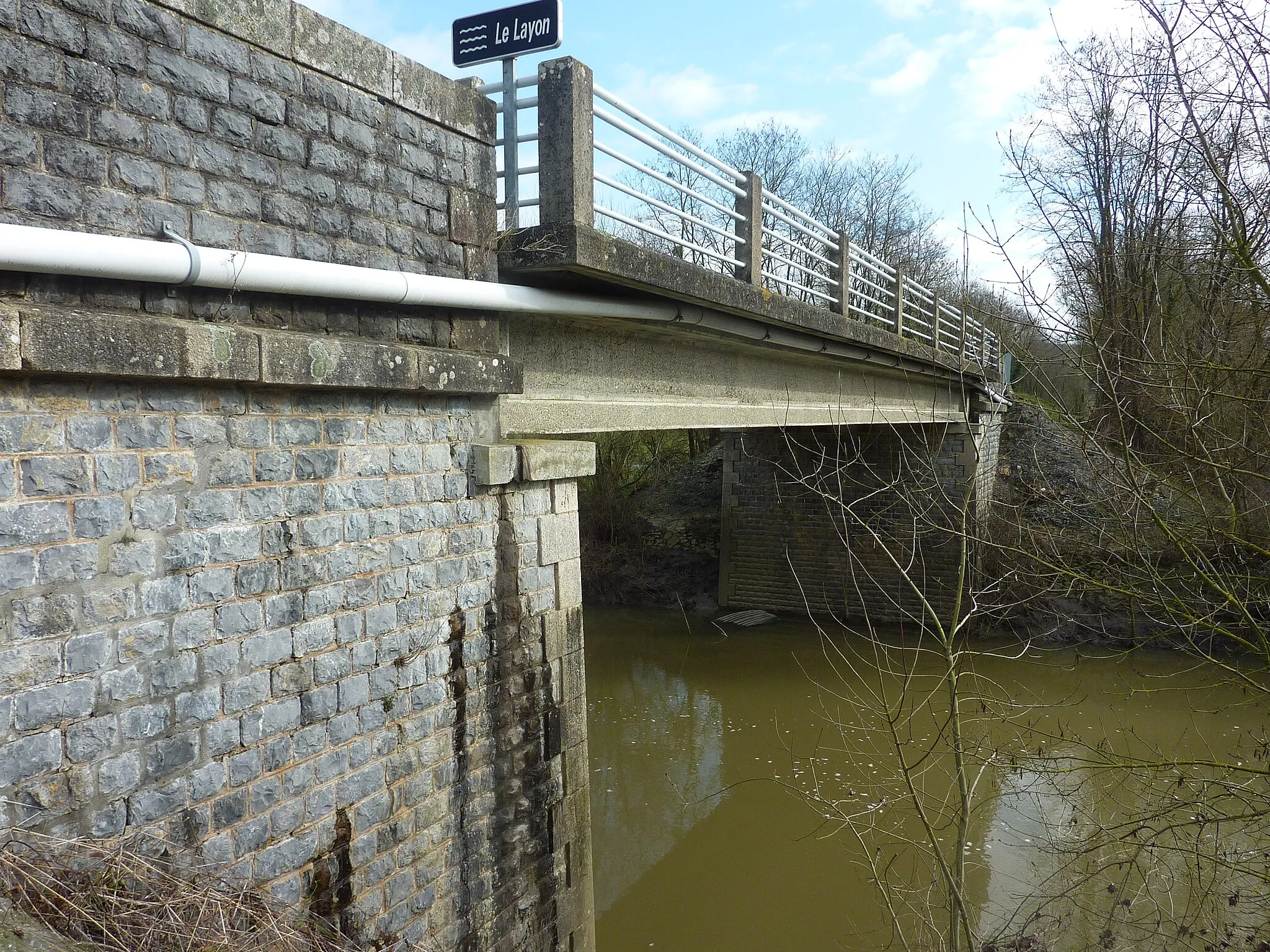 Photo showing: Pont sur la route D121 à Chaudefonds-sur-Layon (Maine-et-Loire, France). Vue d'ensemble.