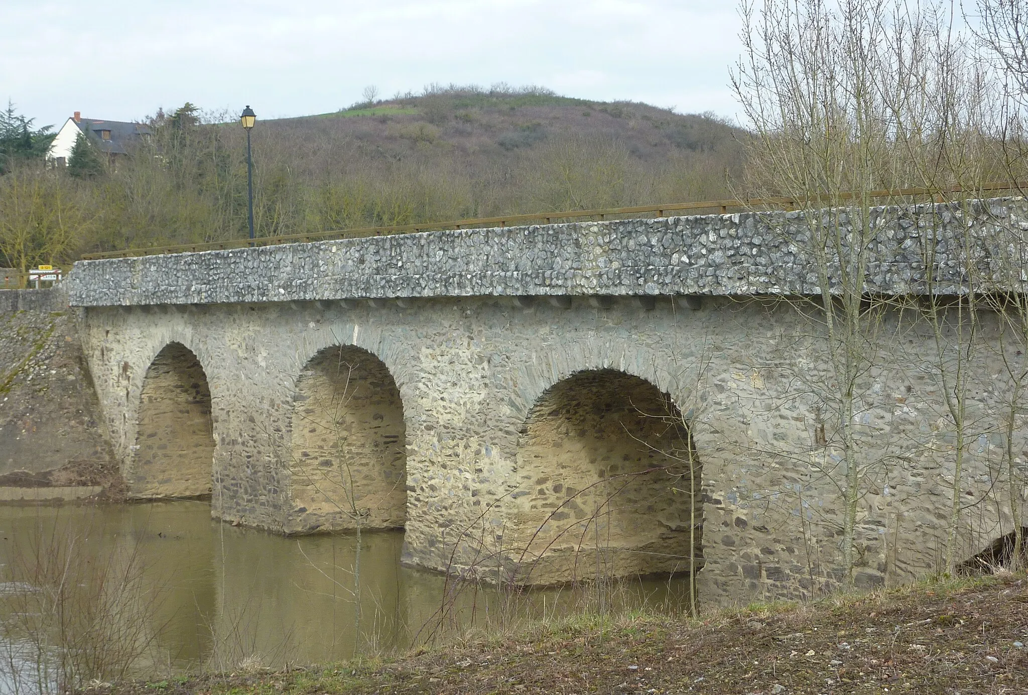 Photo showing: Pont sur la route D121 à Chaudefonds-sur-Layon (Maine-et-Loire, France). Vue d'ensemble.