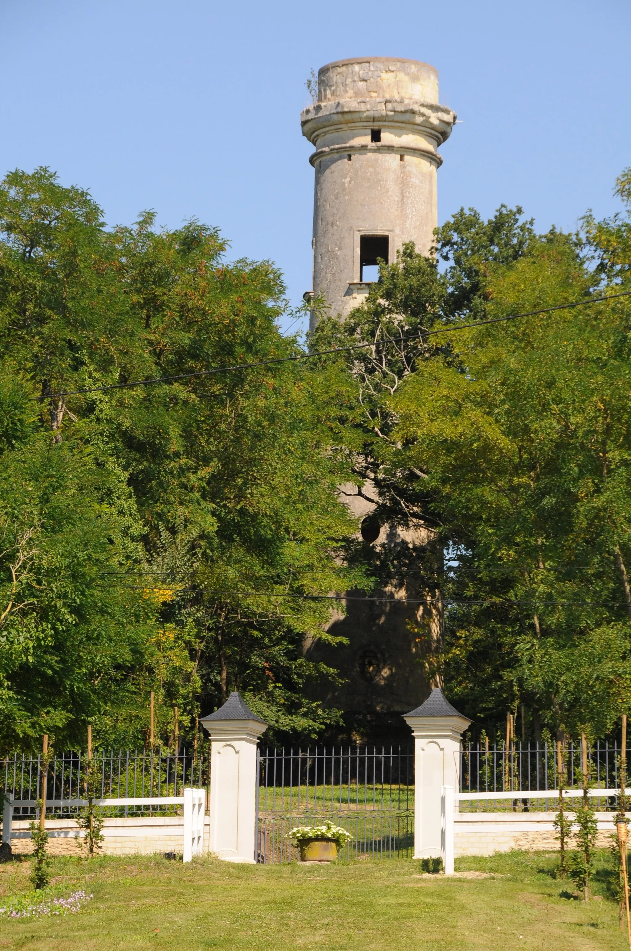 Photo showing: La tour de Cornillé-les-Caves (Maine-et-Loire, France), vue depuis l'allée de La Charpenterie. Cet édifice est inscrit au titre des monuments historiques (PA49000066).