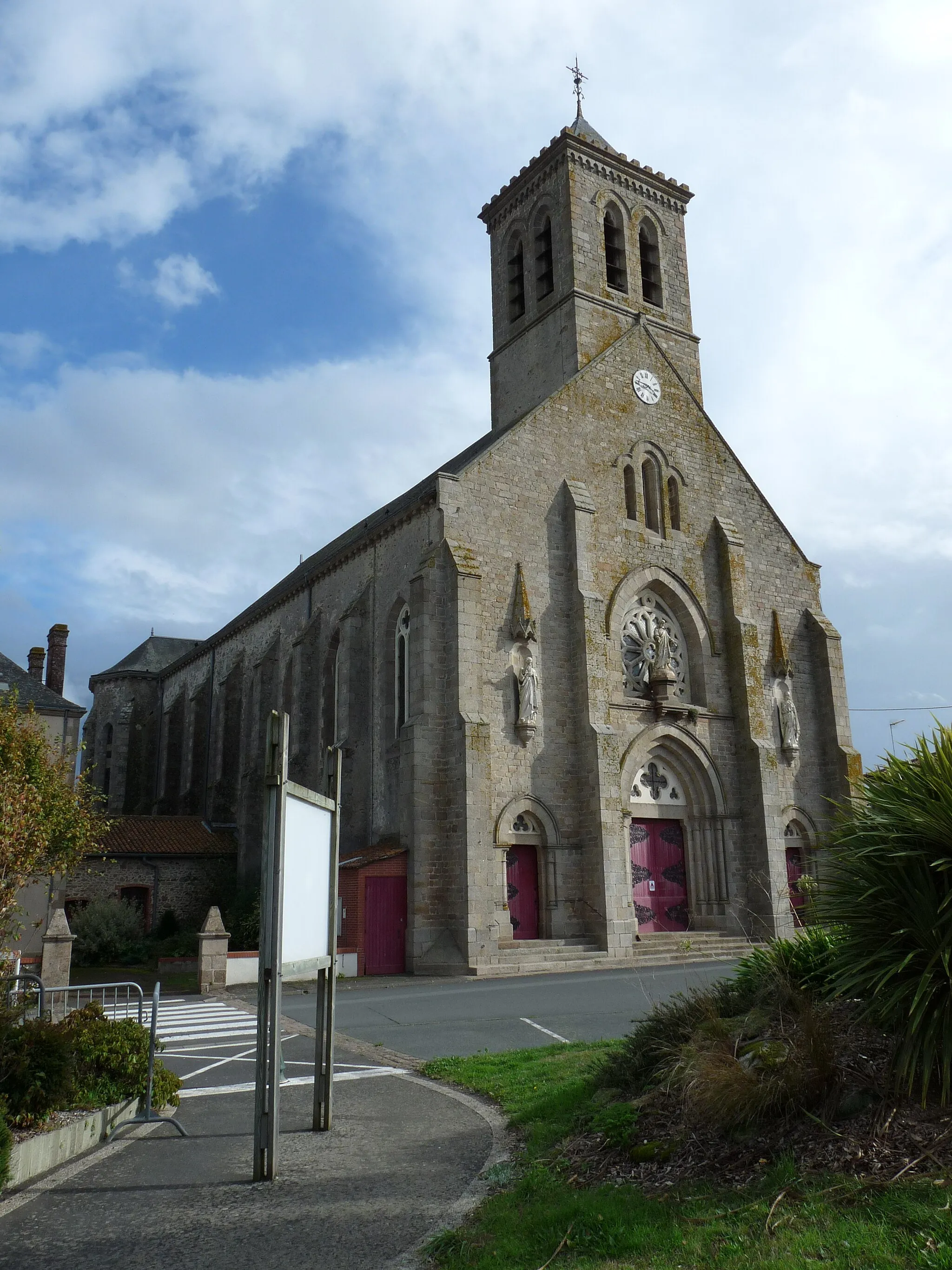 Photo showing: Extérieur de l'église Saint-Pierre à Roussay (49).