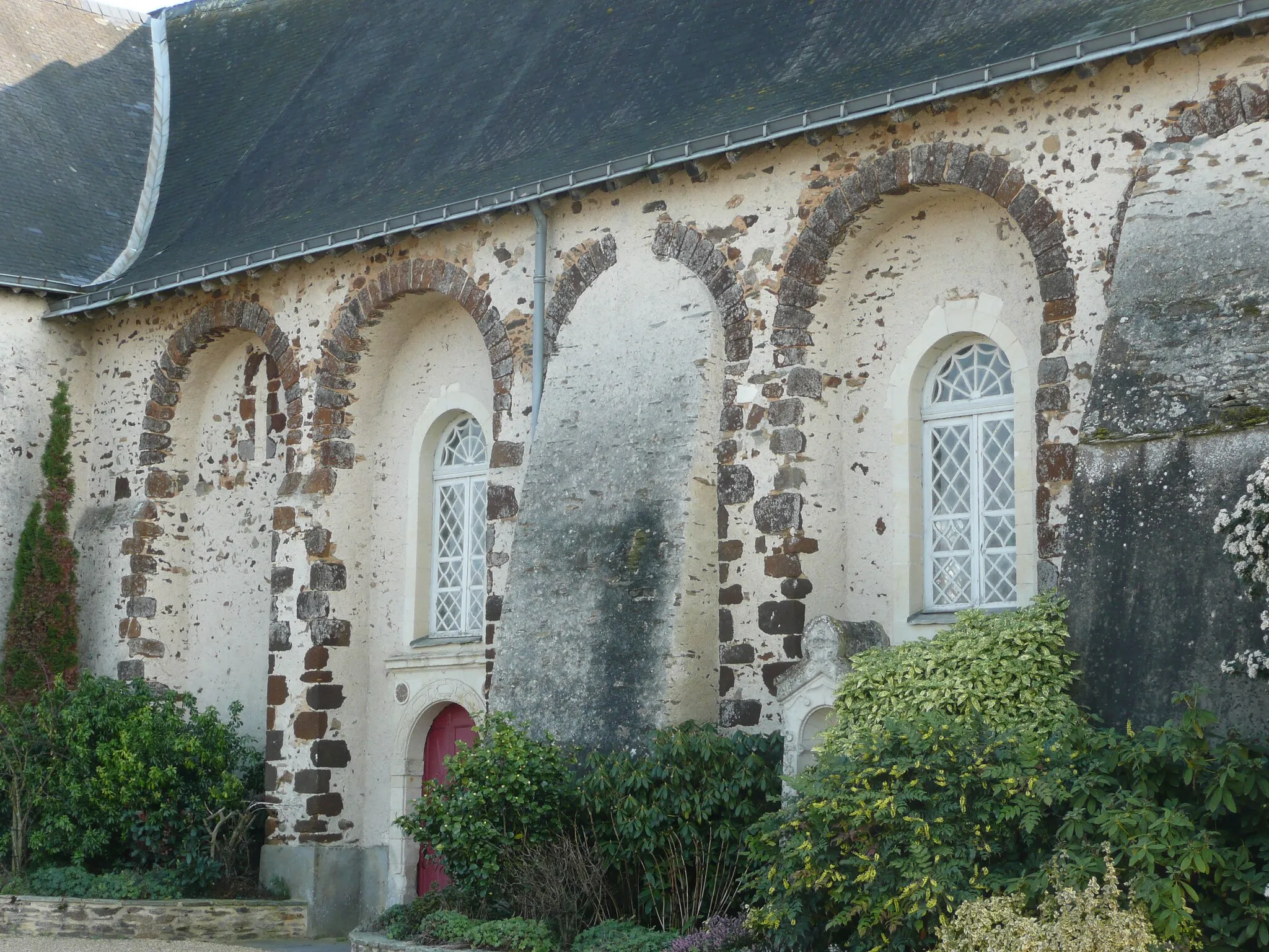 Photo showing: Arcades de l'église en grès roussard à Saint-Michel-et-Chanveaux