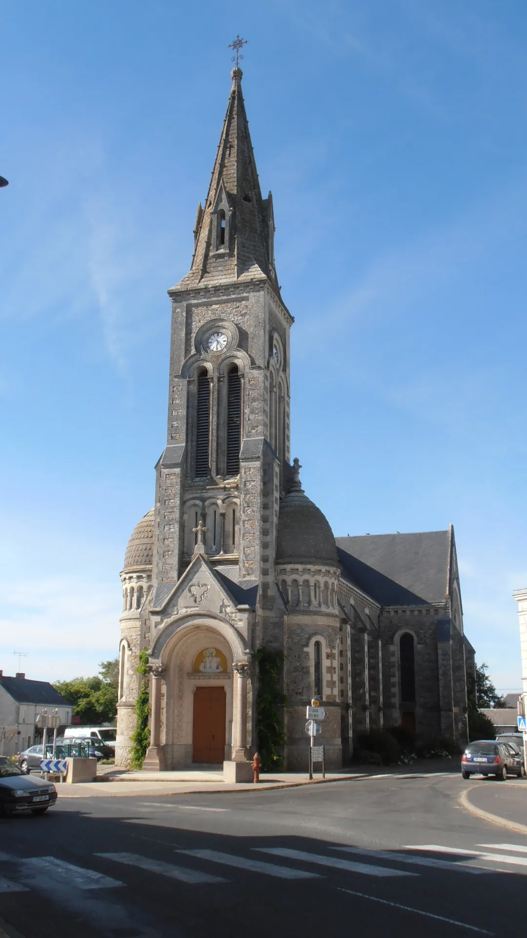 Photo showing: L'église du village de Saint-Augustin-des-Bois (Maine-et-Loire, France).
