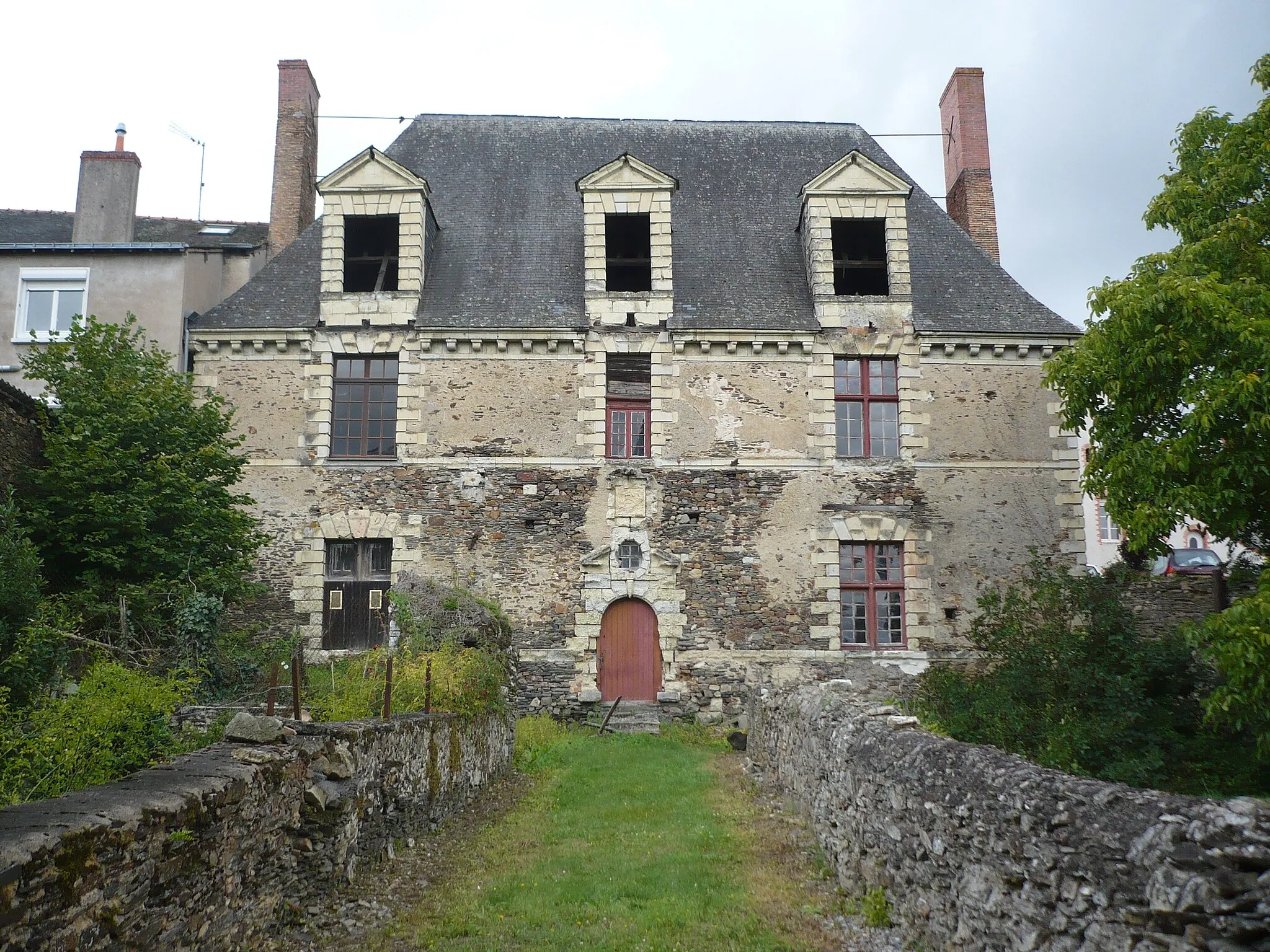 Photo showing: Nyoiseau - Abbaye - logis des aumôniers